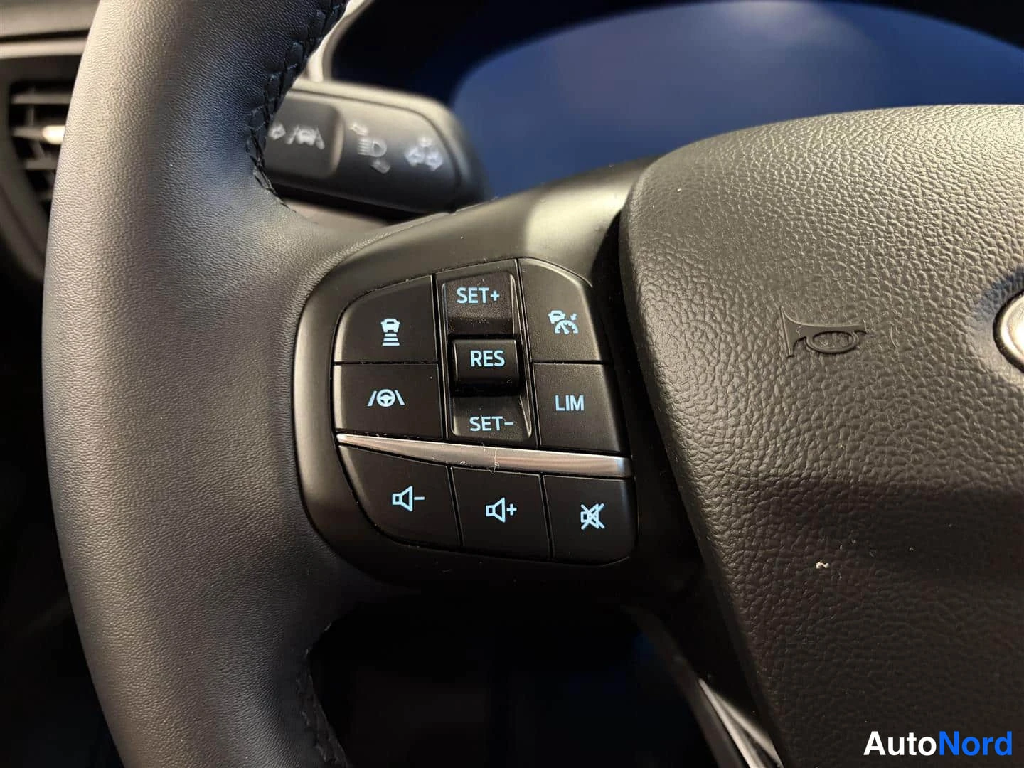 Punainen Ford Focus 2022, yksityiskohta, kuva 24