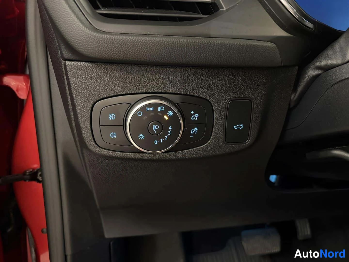 Punainen Ford Focus 2022, yksityiskohta, kuva 27