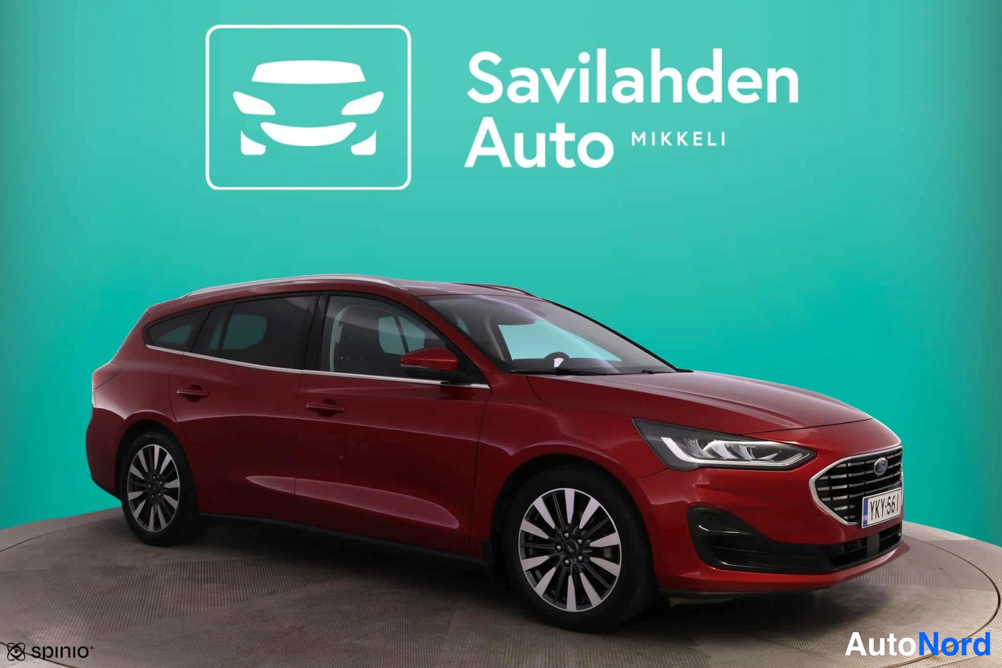 Punainen Ford Focus 2022, etuviisto, keula oikealle, kuva 4