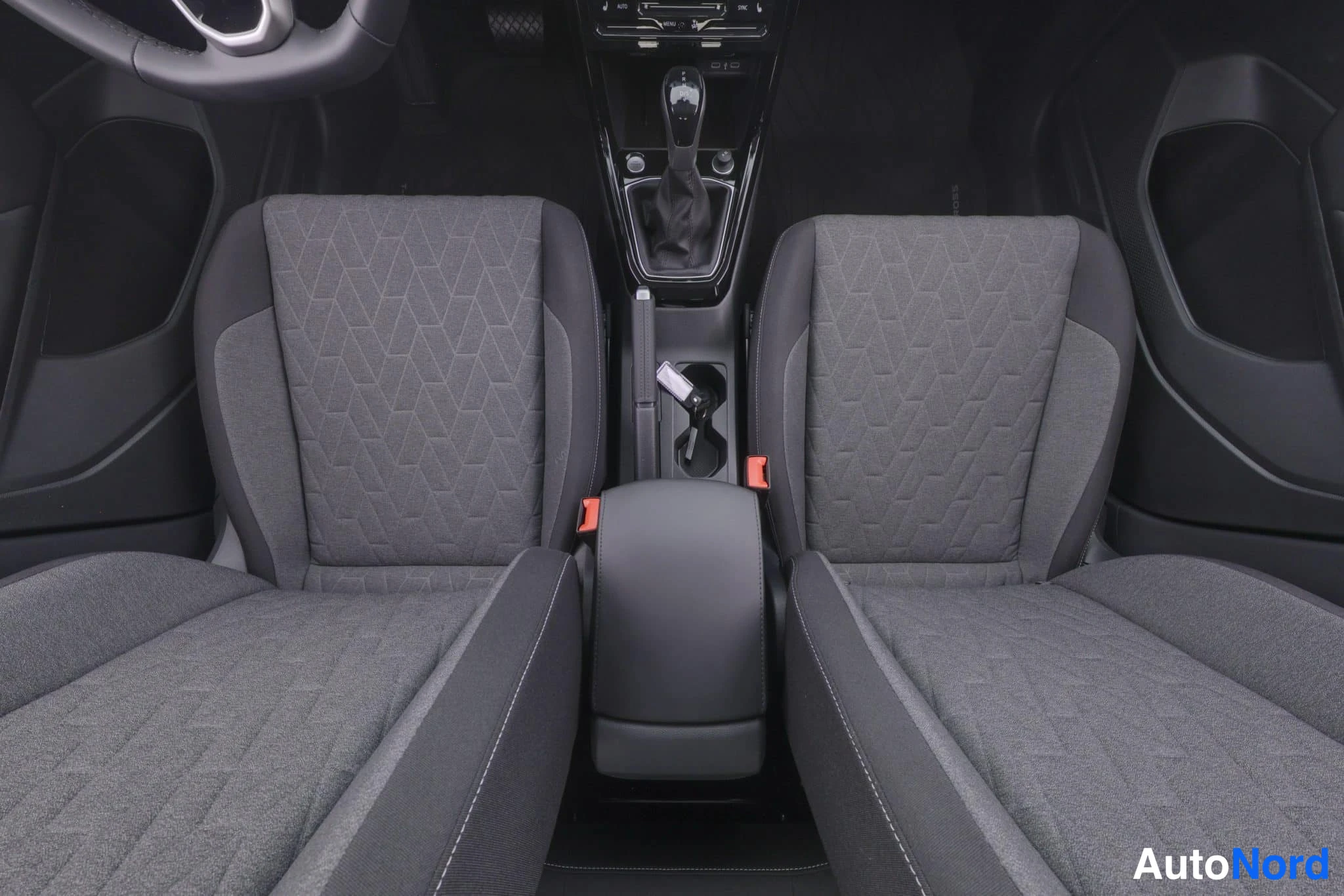 Punainen Volkswagen T-Cross 2026, etuistuimet, kuva 20