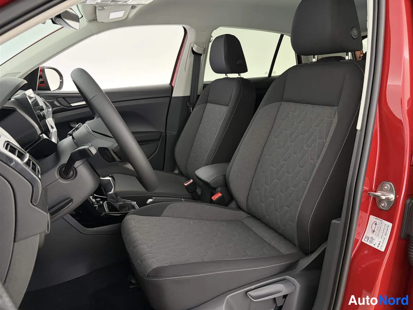 Punainen Volkswagen T-Cross 2026, ohjaamo, kuva 17
