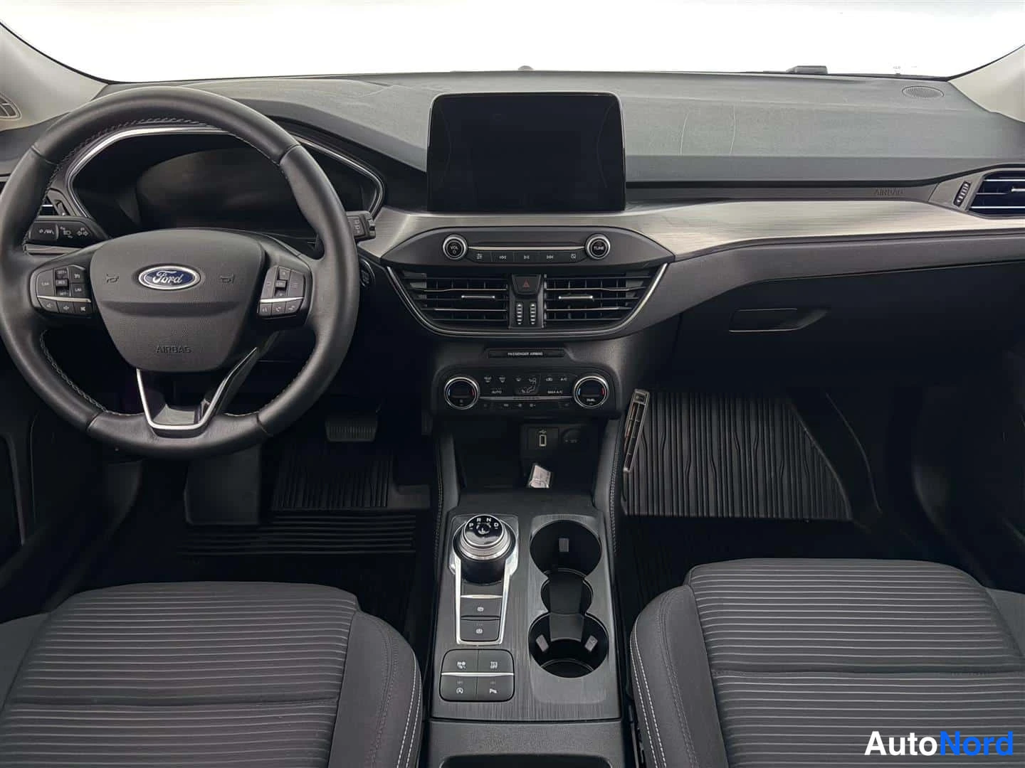 Harmaa Ford Focus 2020, ohjaamo, kuva 13