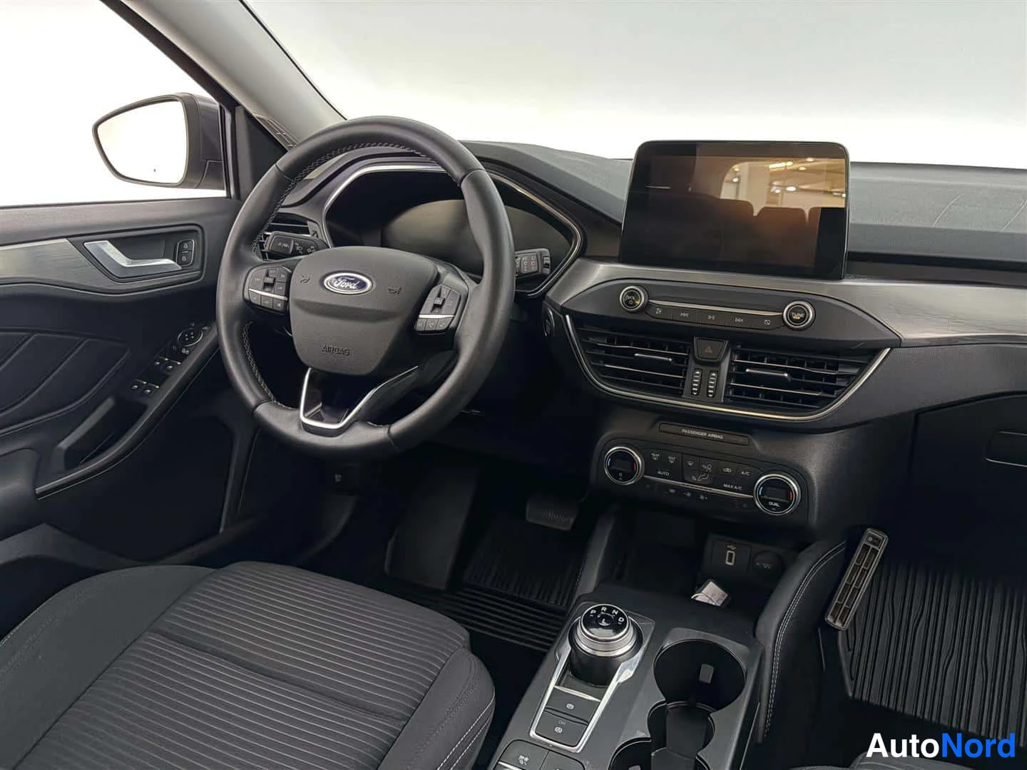 Harmaa Ford Focus 2020, ohjaamo, kuva 14