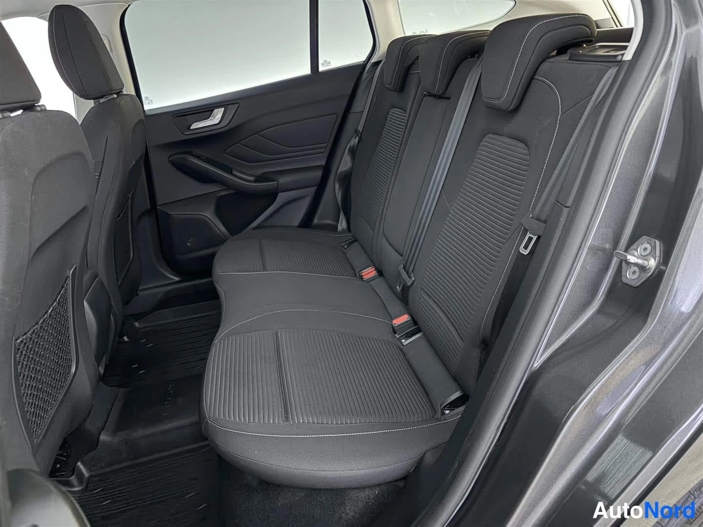 Harmaa Ford Focus 2020, takaistuimet, kuva 19