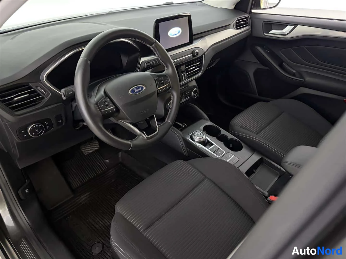 Harmaa Ford Focus 2020, ohjaamo, kuva 15