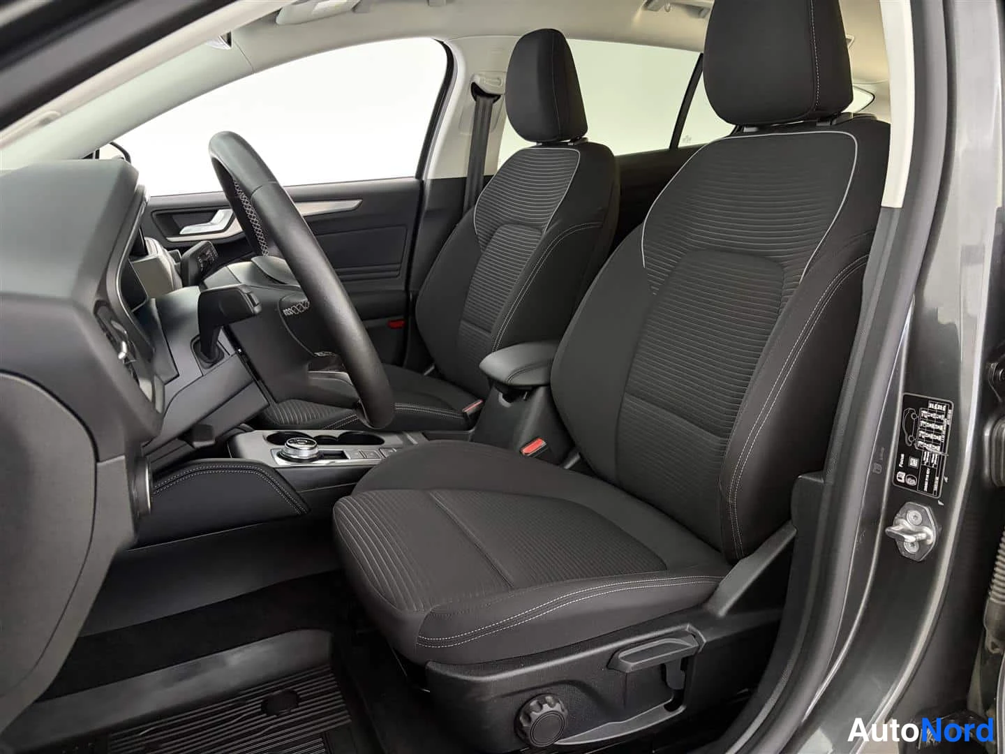 Harmaa Ford Focus 2020, etuistuimet, kuva 18
