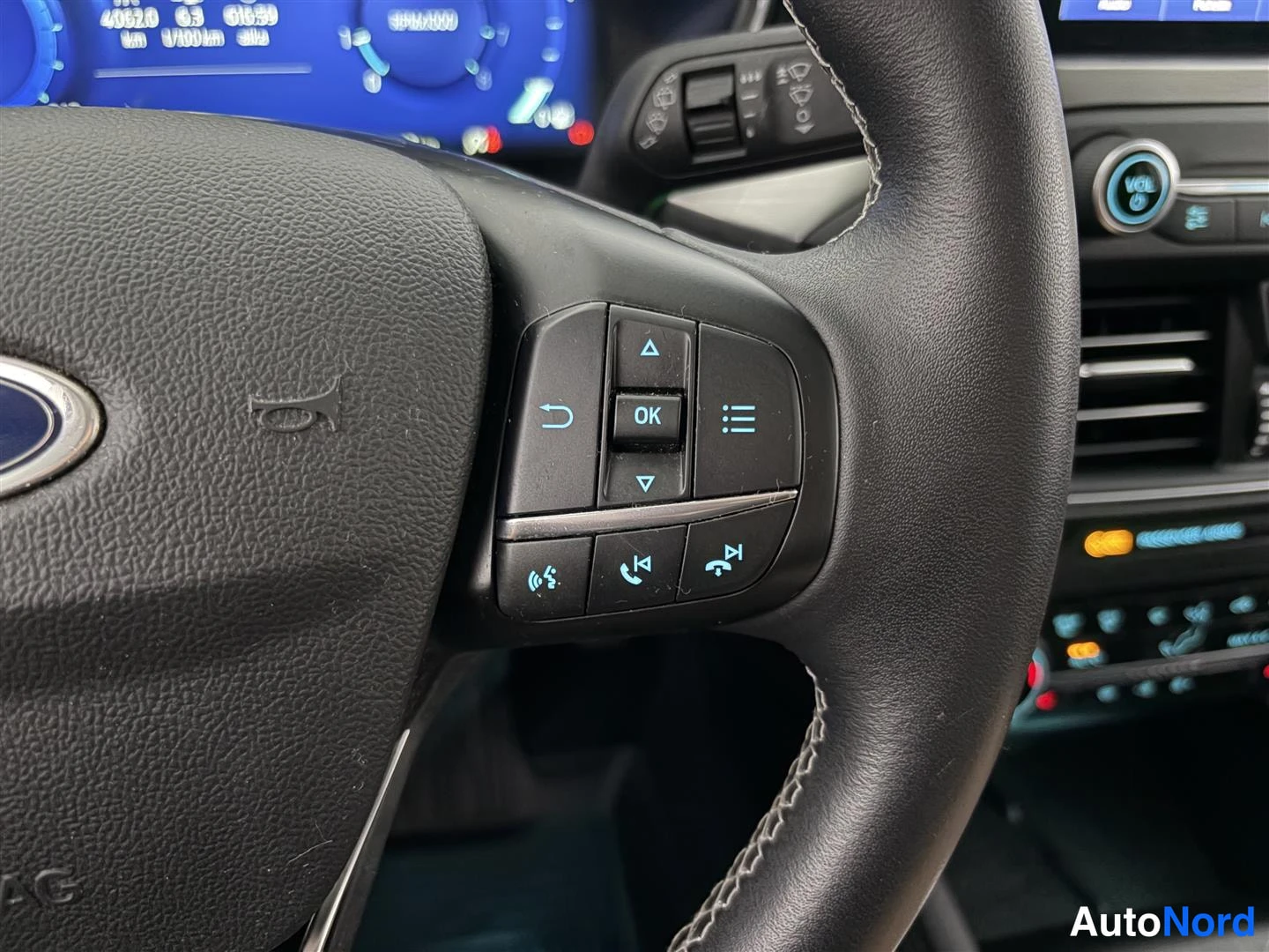Harmaa Ford Focus 2020, yksityiskohta, kuva 32