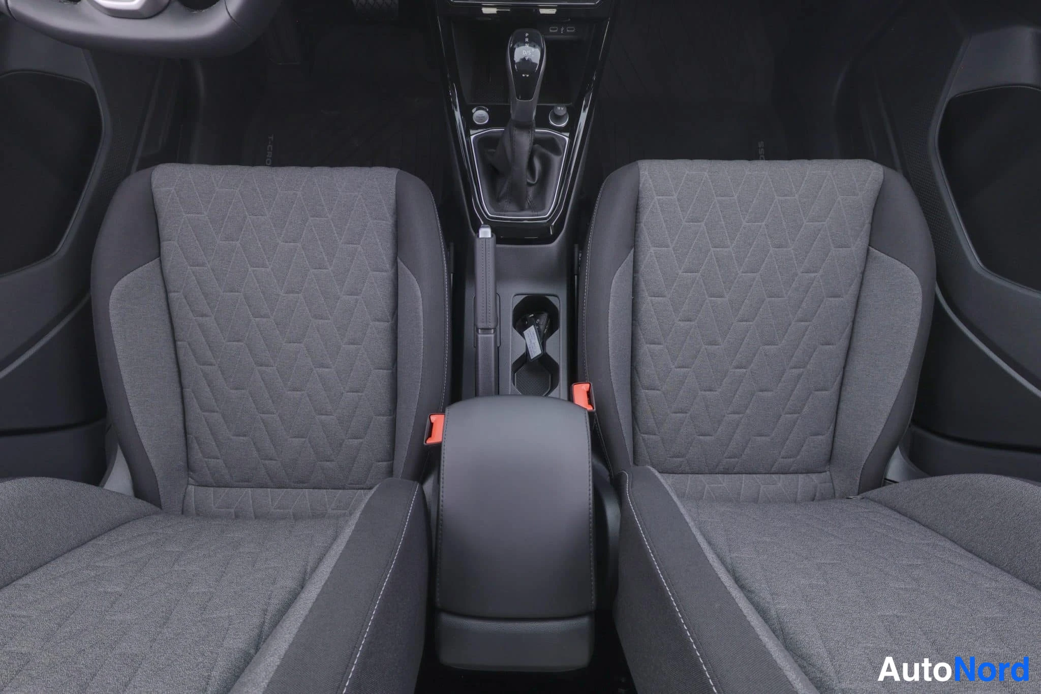 Harmaa Volkswagen T-Cross 2026, etuistuimet, kuva 19