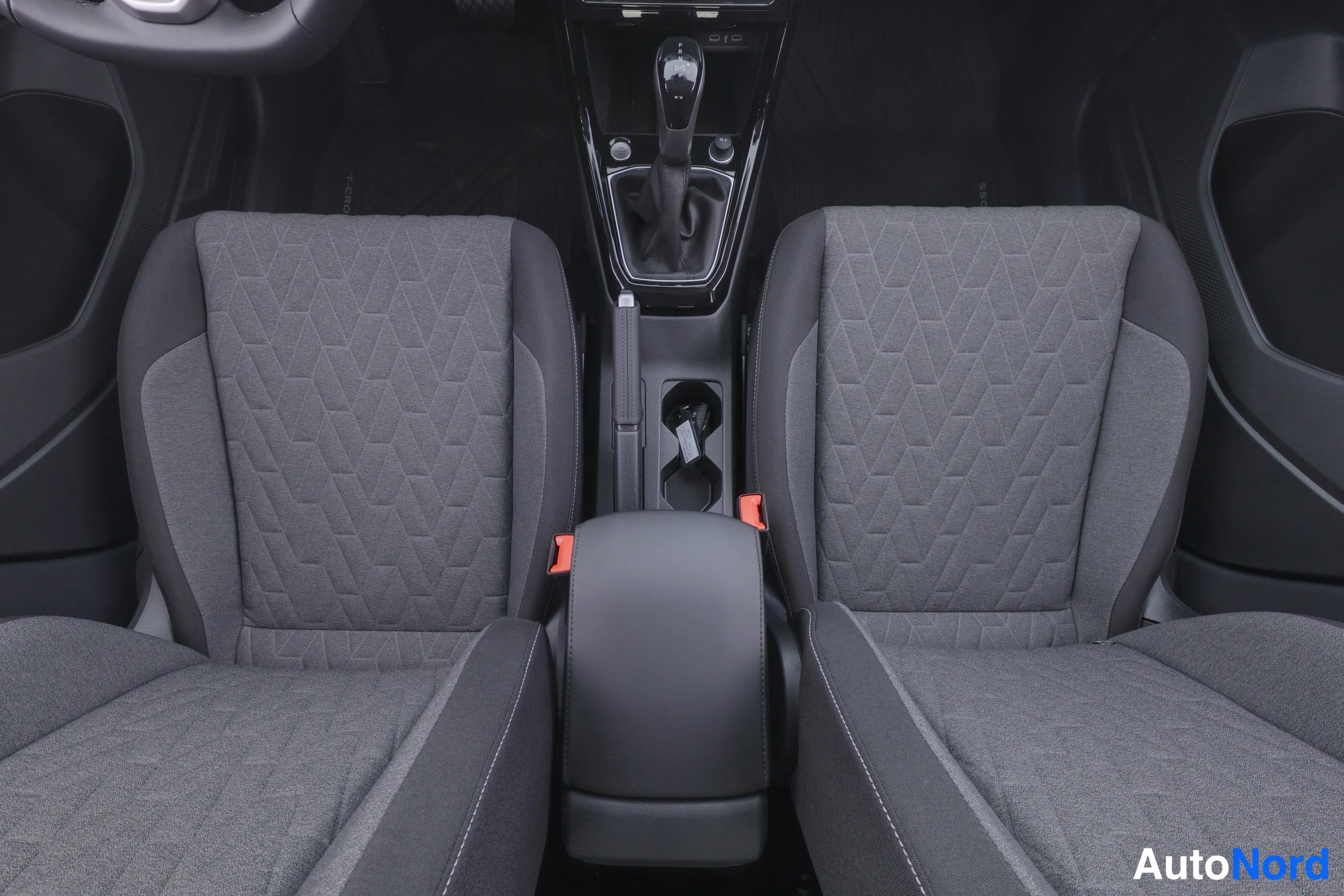 Harmaa Volkswagen T-Cross 2026, etuistuimet, kuva 20