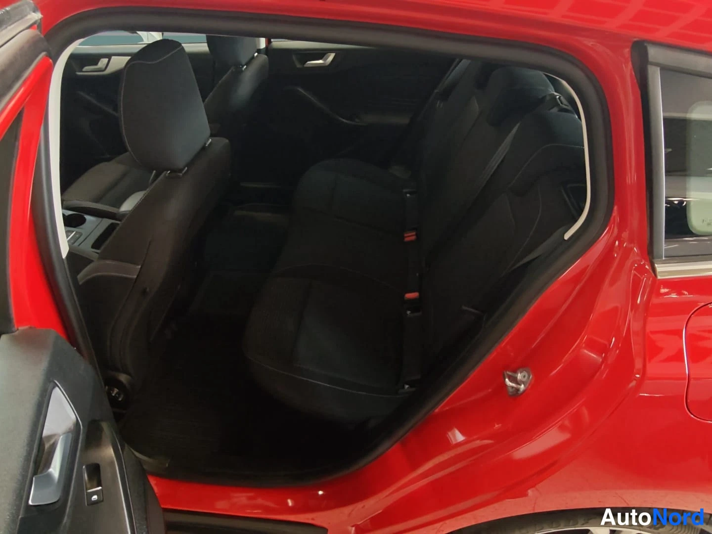 Punainen Ford Focus 2022, takaistuimet, kuva 10