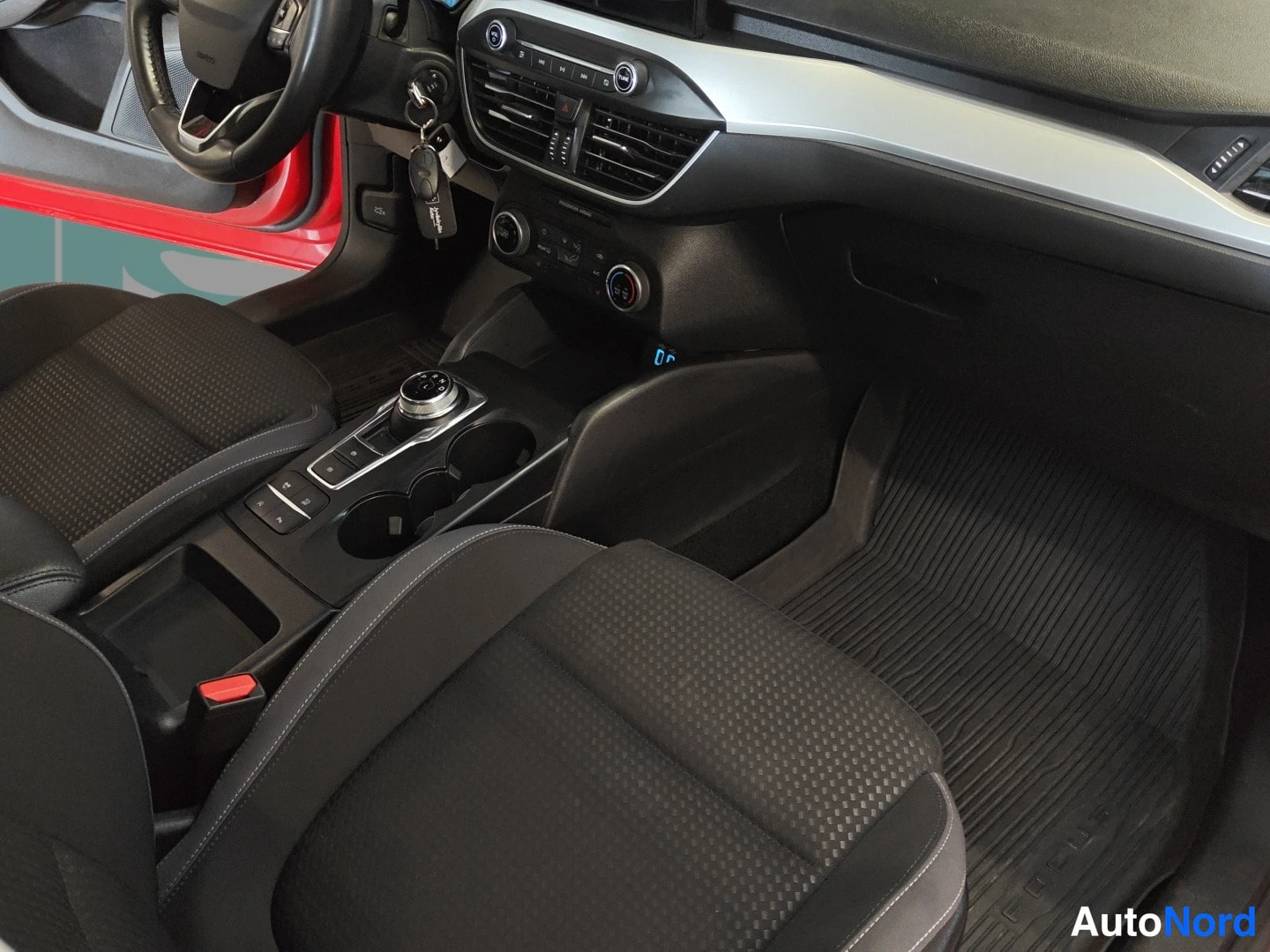 Punainen Ford Focus 2022, etuistuimet, kuva 9
