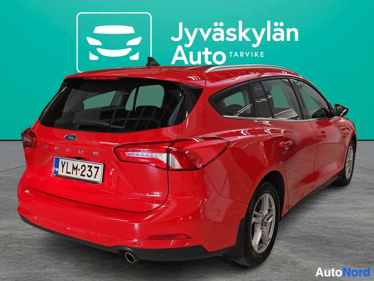 Punainen Ford Focus 2022, takaviisto, kuva 3
