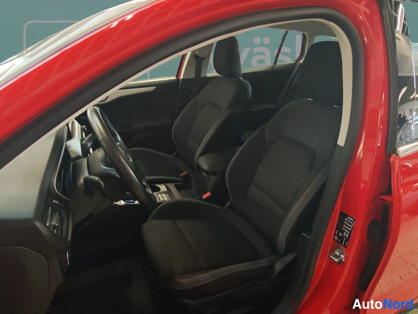 Punainen Ford Focus 2022, etuistuimet, kuva 7
