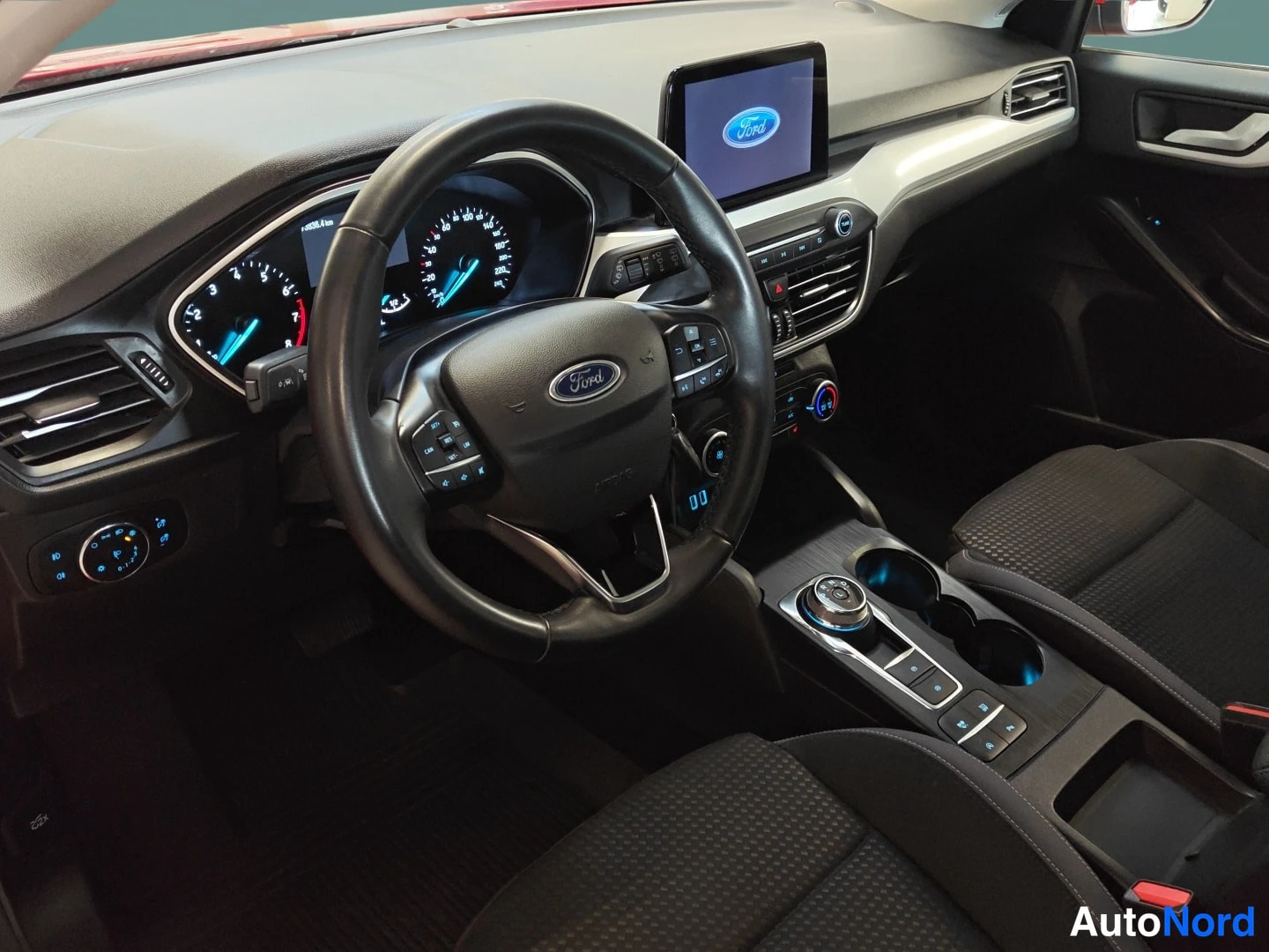 Punainen Ford Focus 2022, ohjaamo, kuva 5