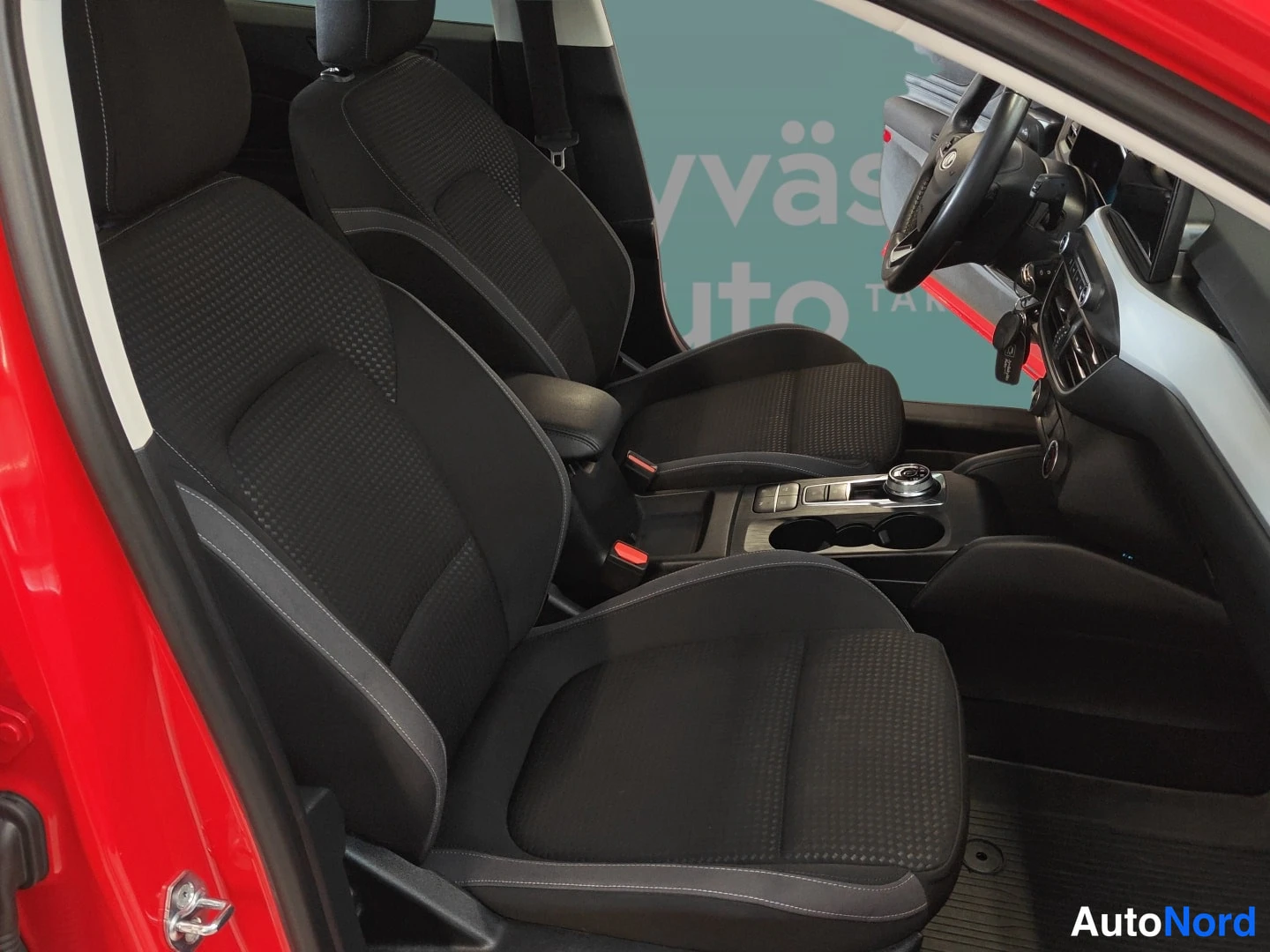 Punainen Ford Focus 2022, etuistuimet, kuva 8