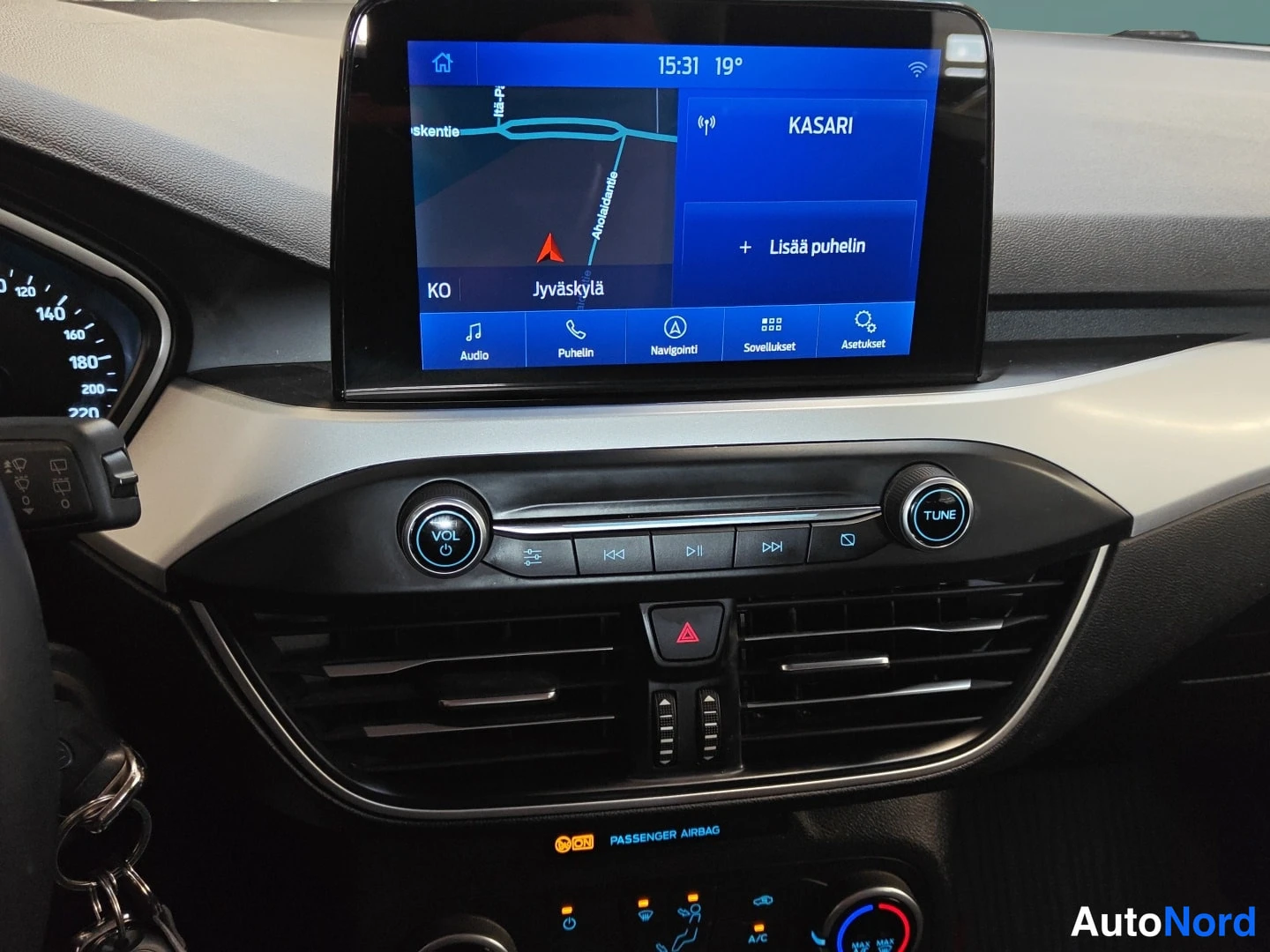 Punainen Ford Focus 2022, ohjaamo, kuva 6