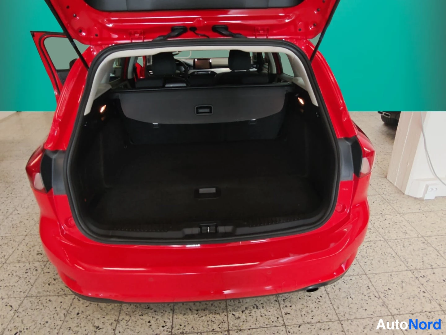 Punainen Ford Focus 2022, tavaratila, kuva 11
