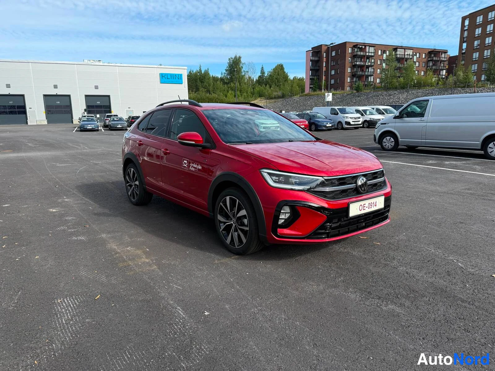 Punainen Volkswagen Taigo 2026, etuviisto, keula oikealle, kuva 3