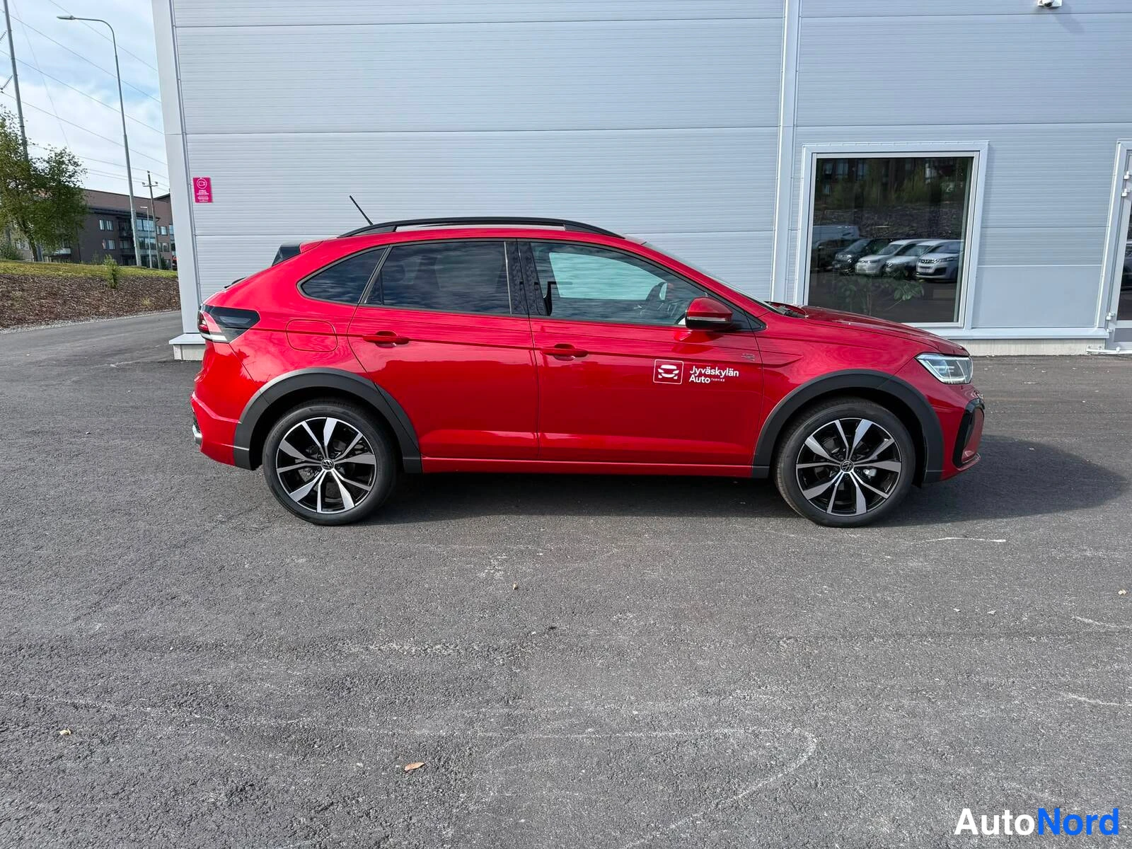 Punainen Volkswagen Taigo 2026, etuviisto, keula oikealle, kuva 4