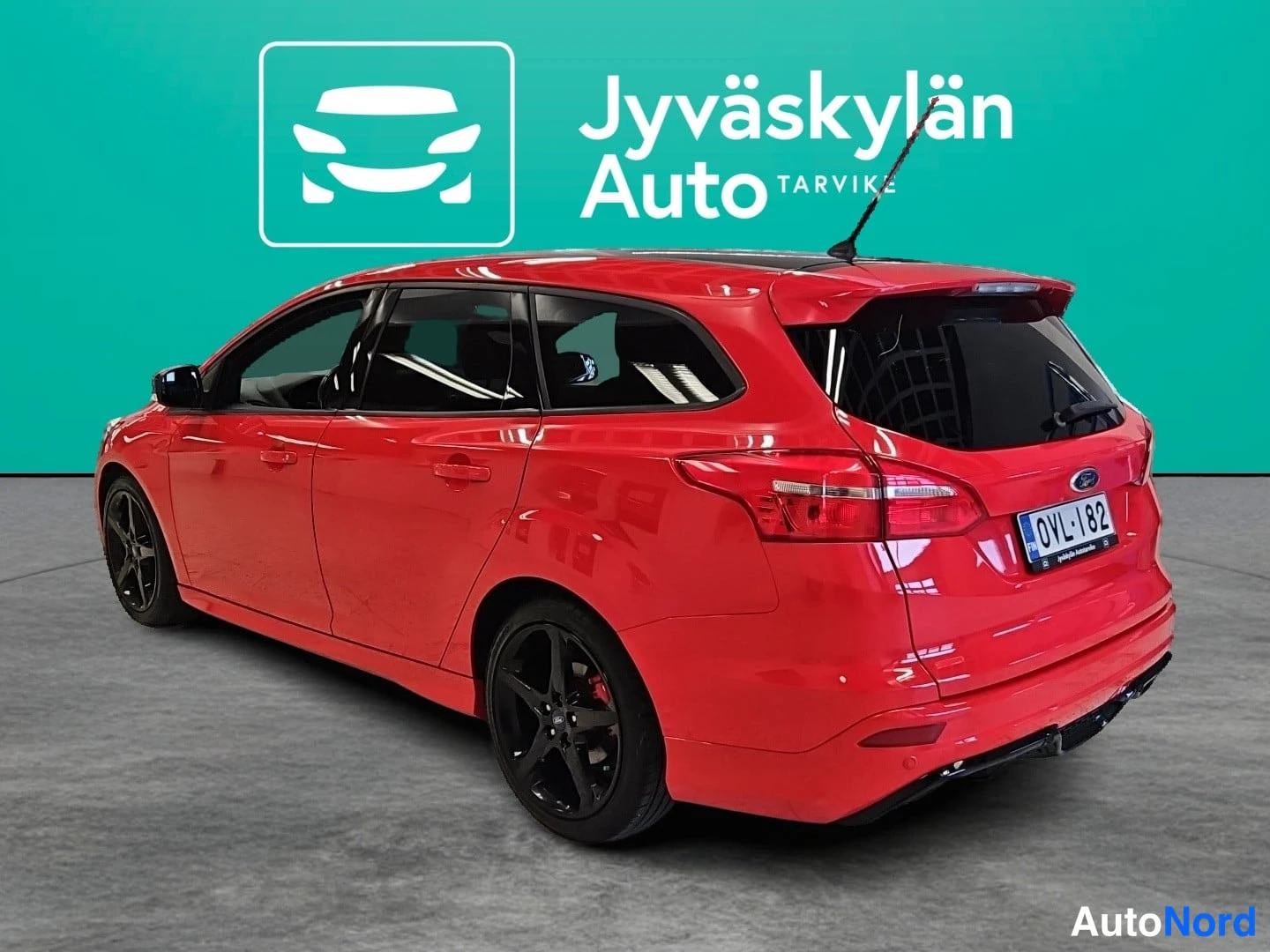 Punainen Ford Focus 2016, takaviisto, kuva 7