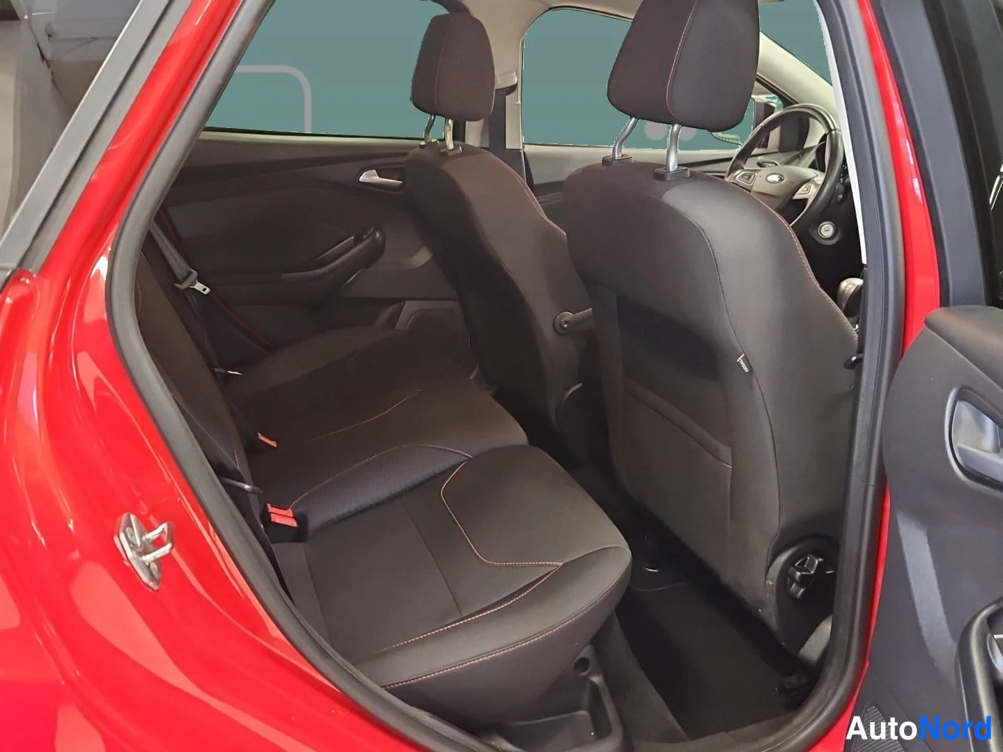 Punainen Ford Focus 2016, takaistuimet, kuva 13