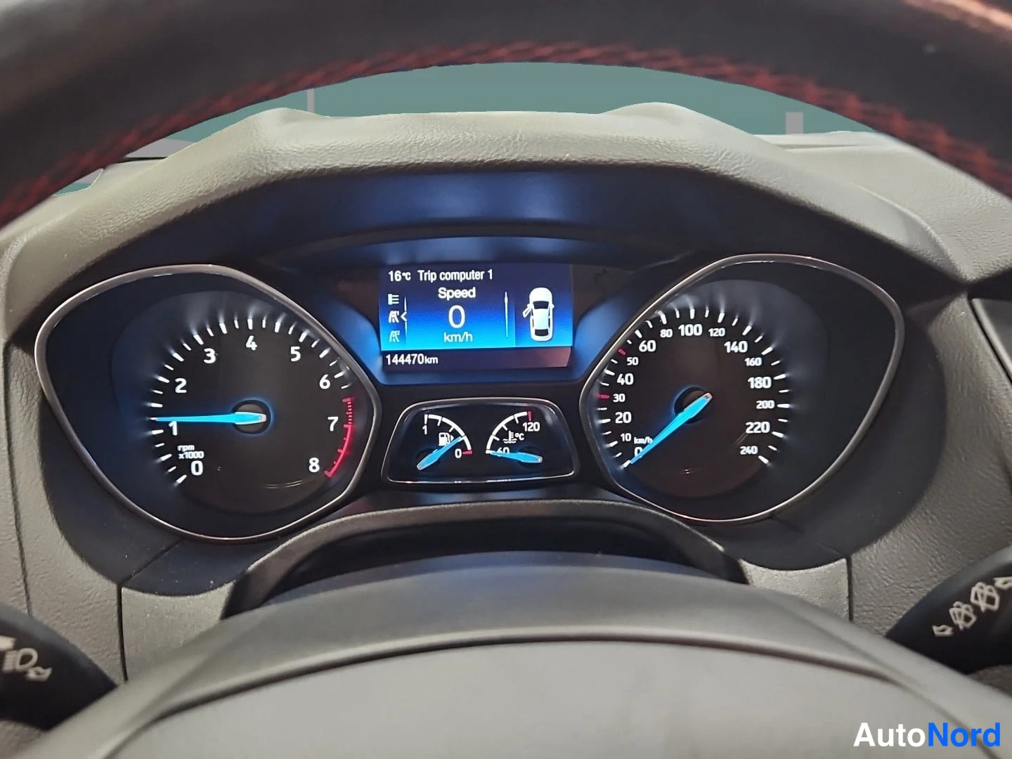 Punainen Ford Focus 2016, yksityiskohta, kuva 19