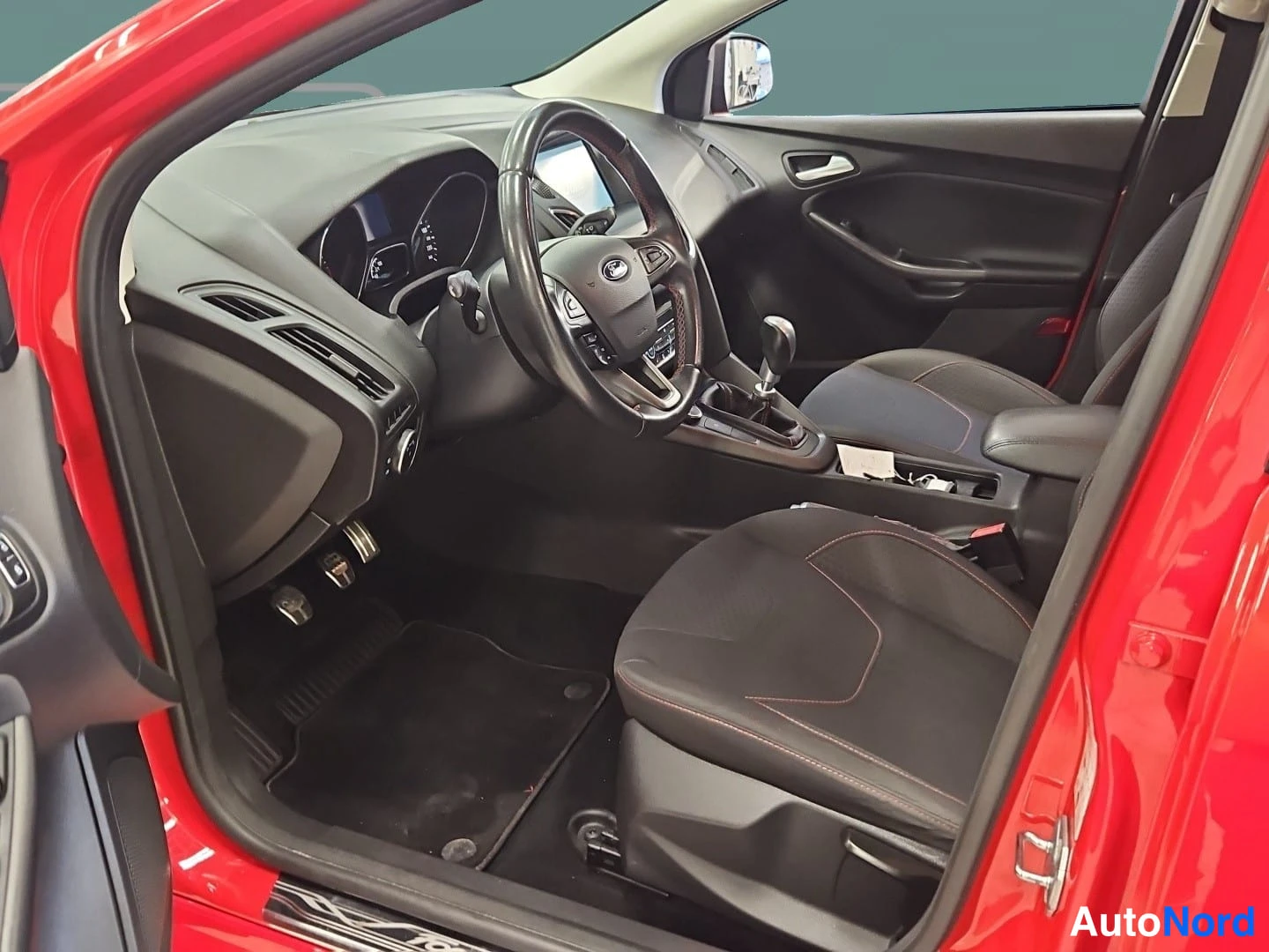 Punainen Ford Focus 2016, ohjaamo, kuva 11