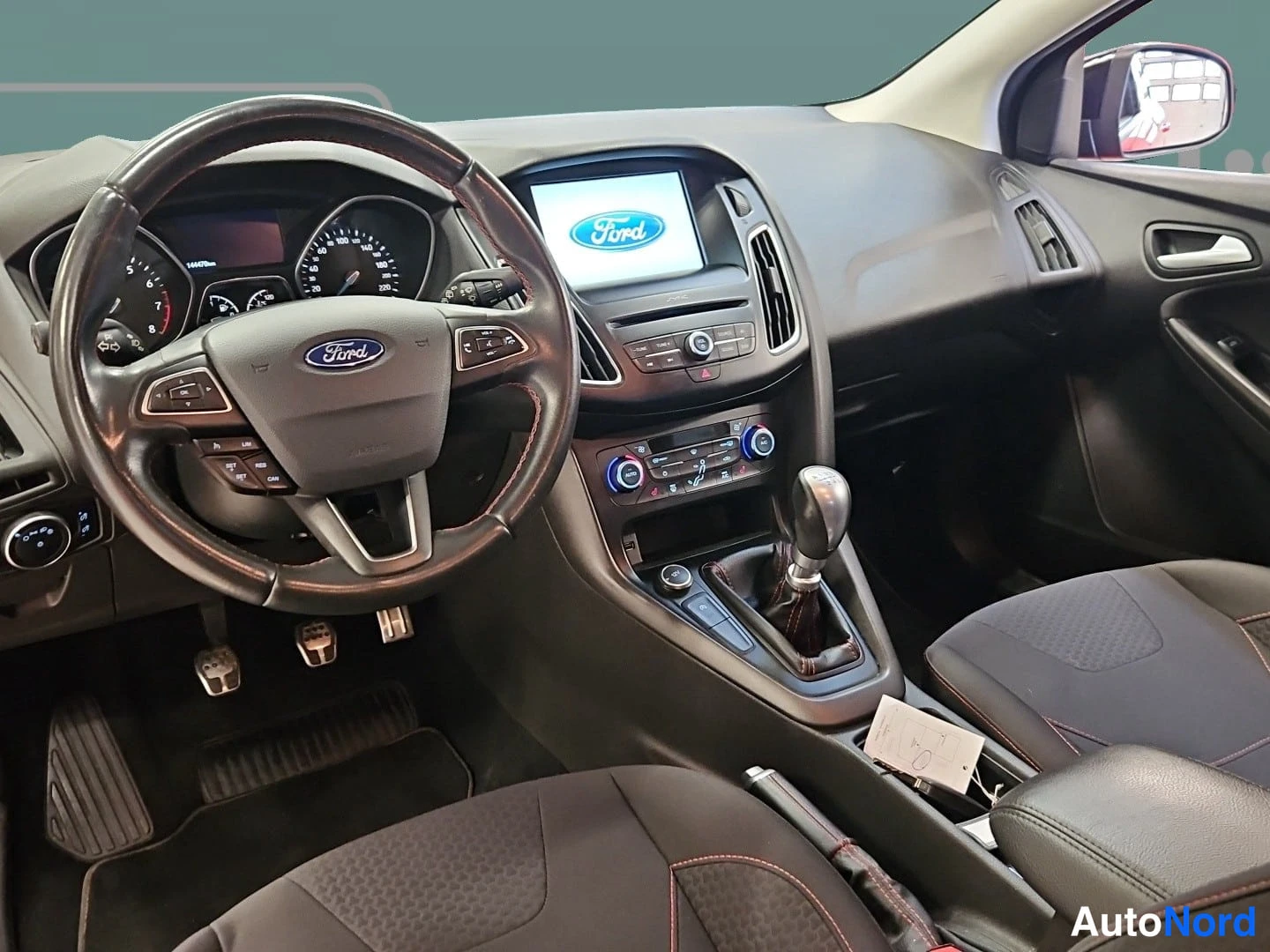 Punainen Ford Focus 2016, ohjaamo, kuva 12