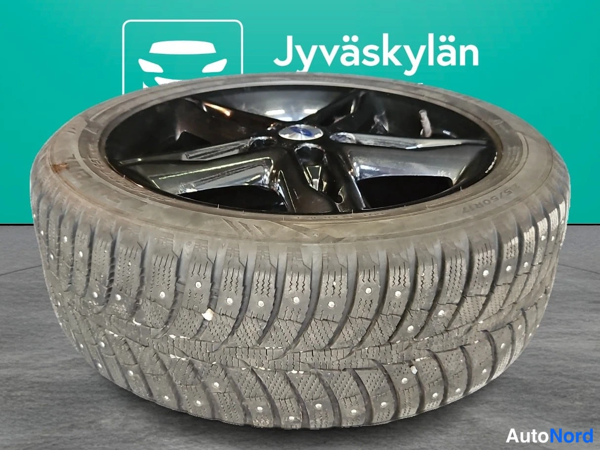 Punainen Ford Focus 2016, yksityiskohta, kuva 17