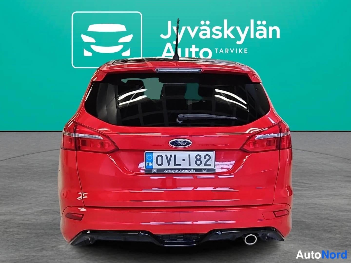 Punainen Ford Focus 2016, takaa, kuva 8