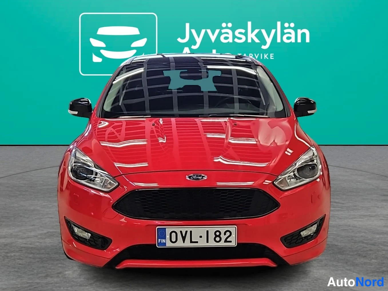 Punainen Ford Focus 2016, edestä, kuva 5