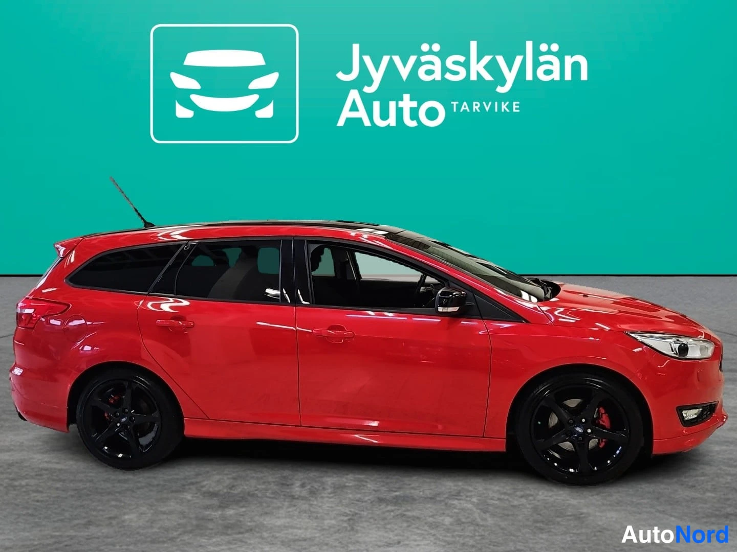 Punainen Ford Focus 2016, etuviisto, keula oikealle, kuva 3