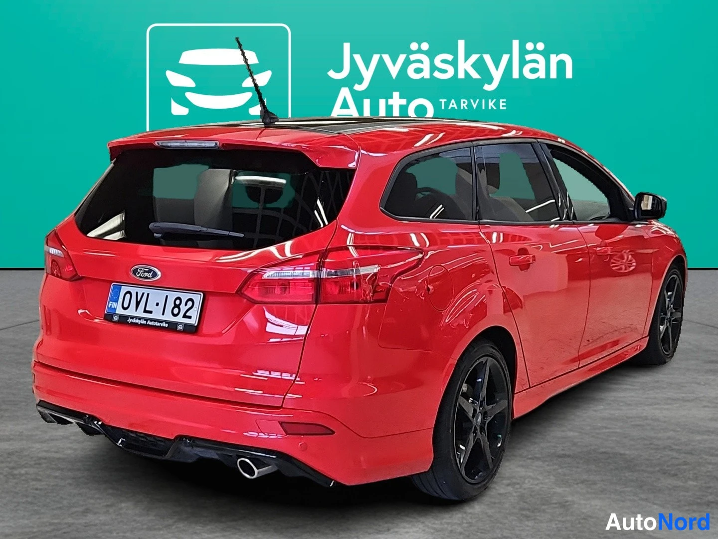 Punainen Ford Focus 2016, takaviisto, kuva 6