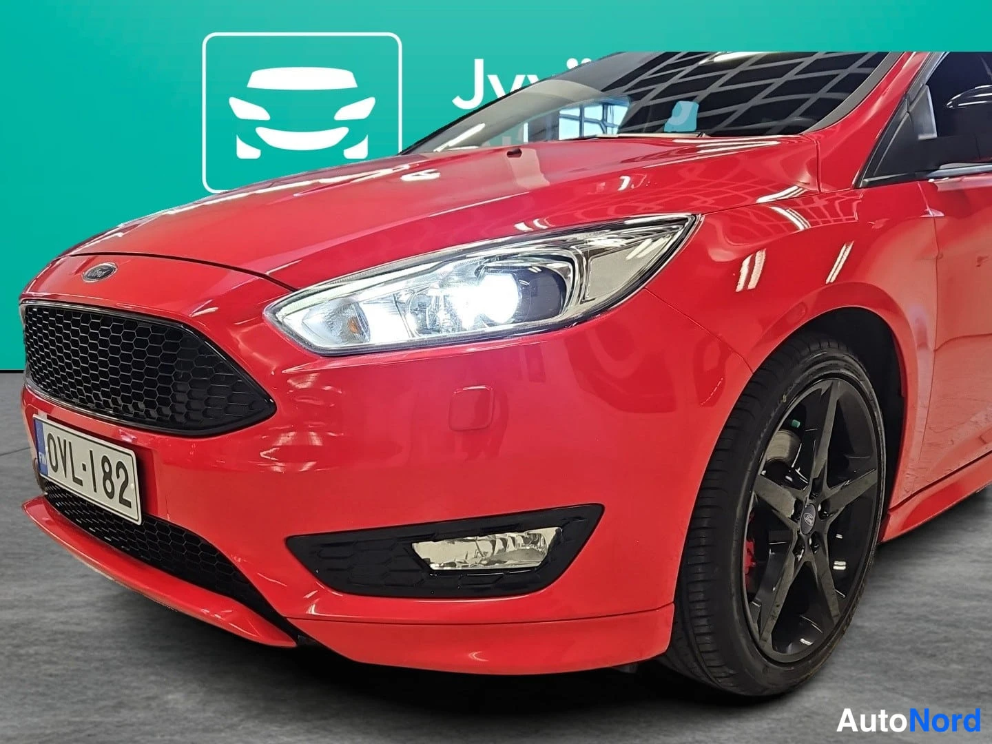 Punainen Ford Focus 2016, etuviisto, keula vasemmalle, kuva 2