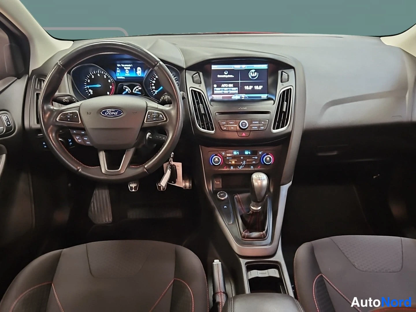 Punainen Ford Focus 2016, ohjaamo, kuva 9