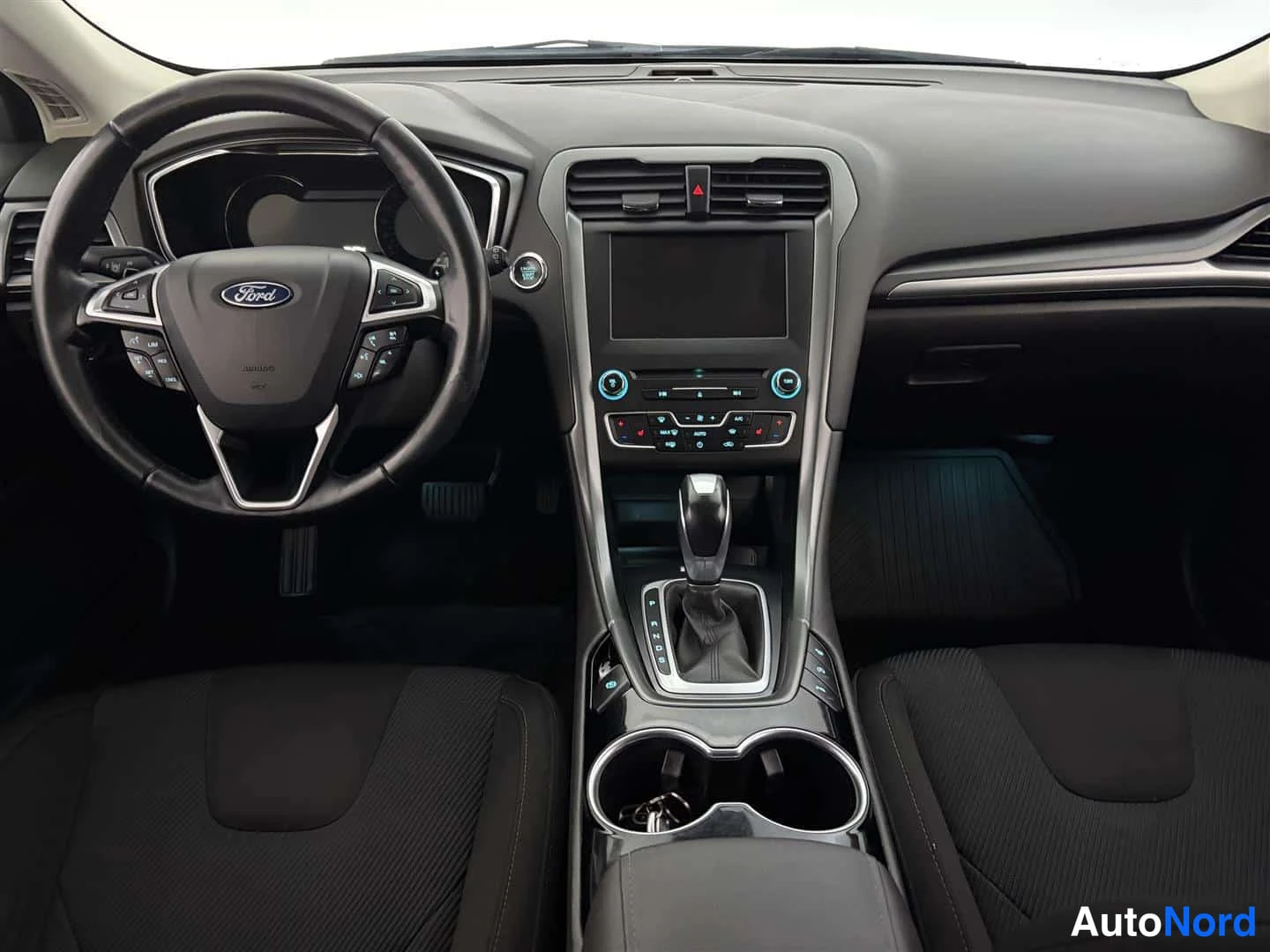 Musta Ford Mondeo 2016, ohjaamo, kuva 13