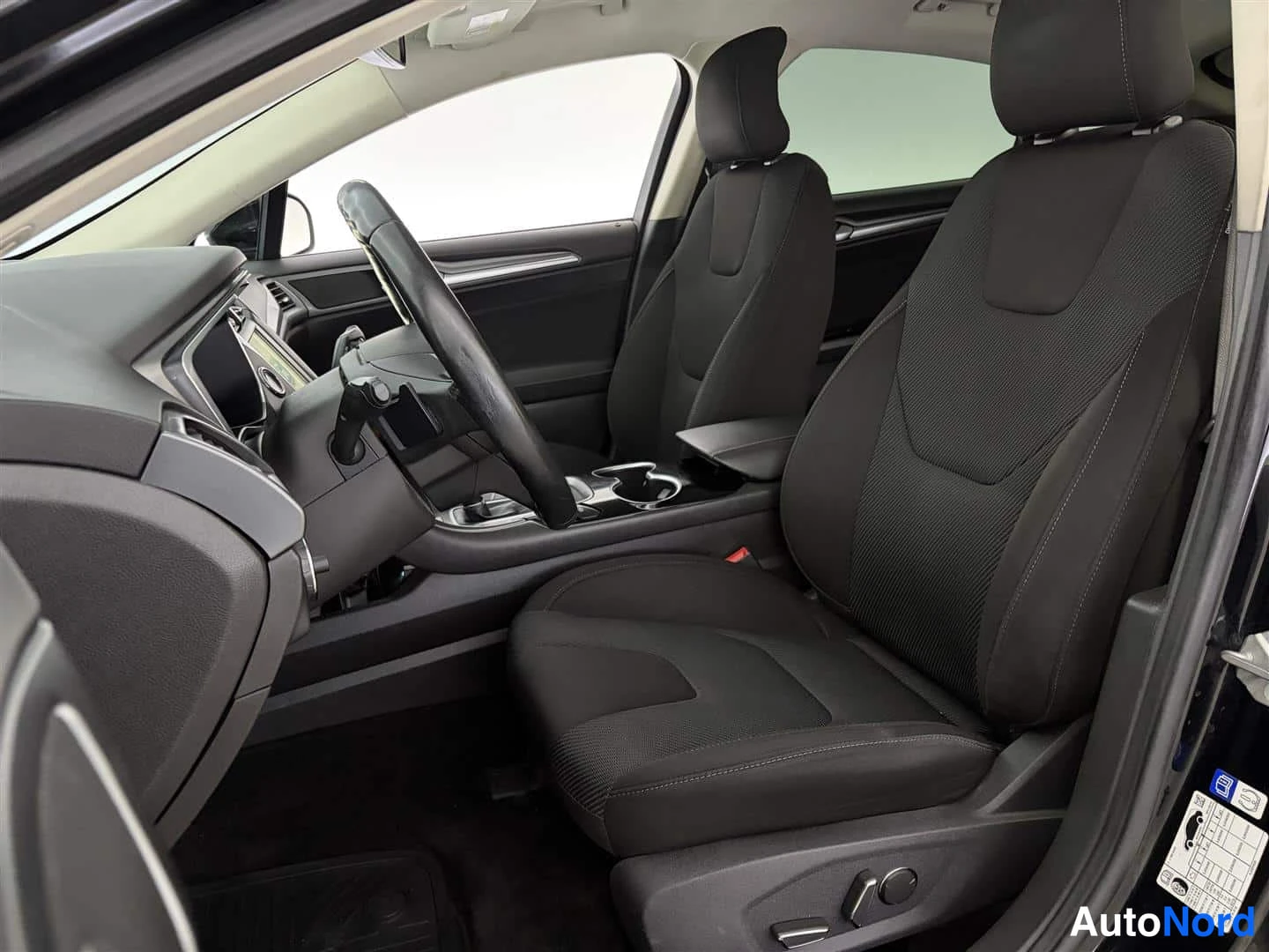 Musta Ford Mondeo 2016, etuistuimet, kuva 19