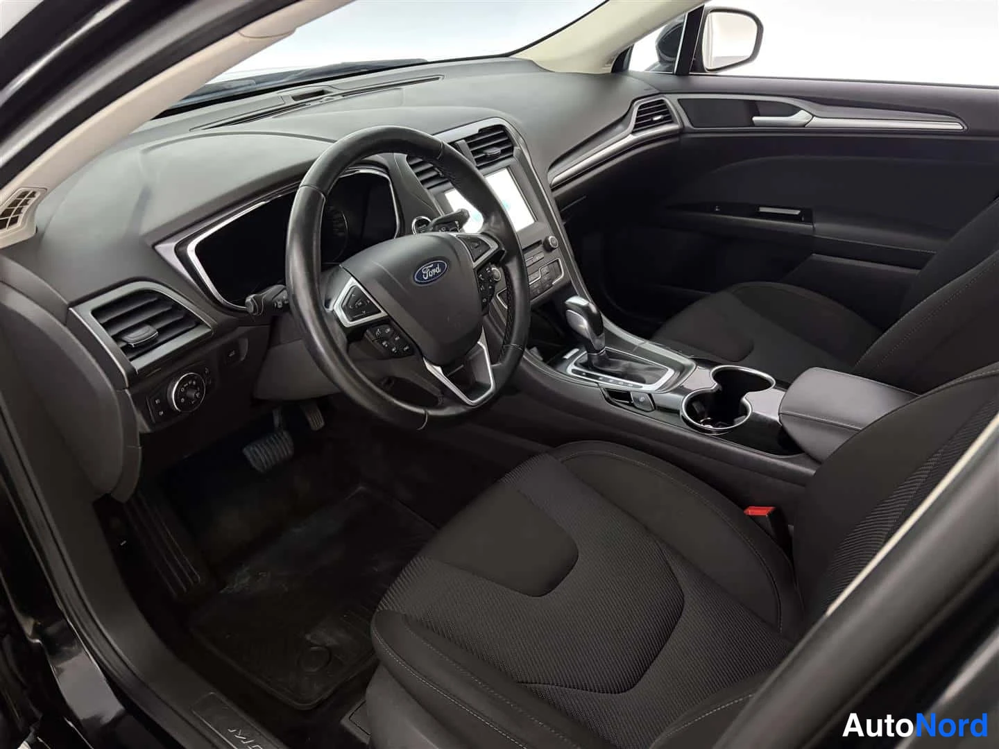 Musta Ford Mondeo 2016, ohjaamo, kuva 15
