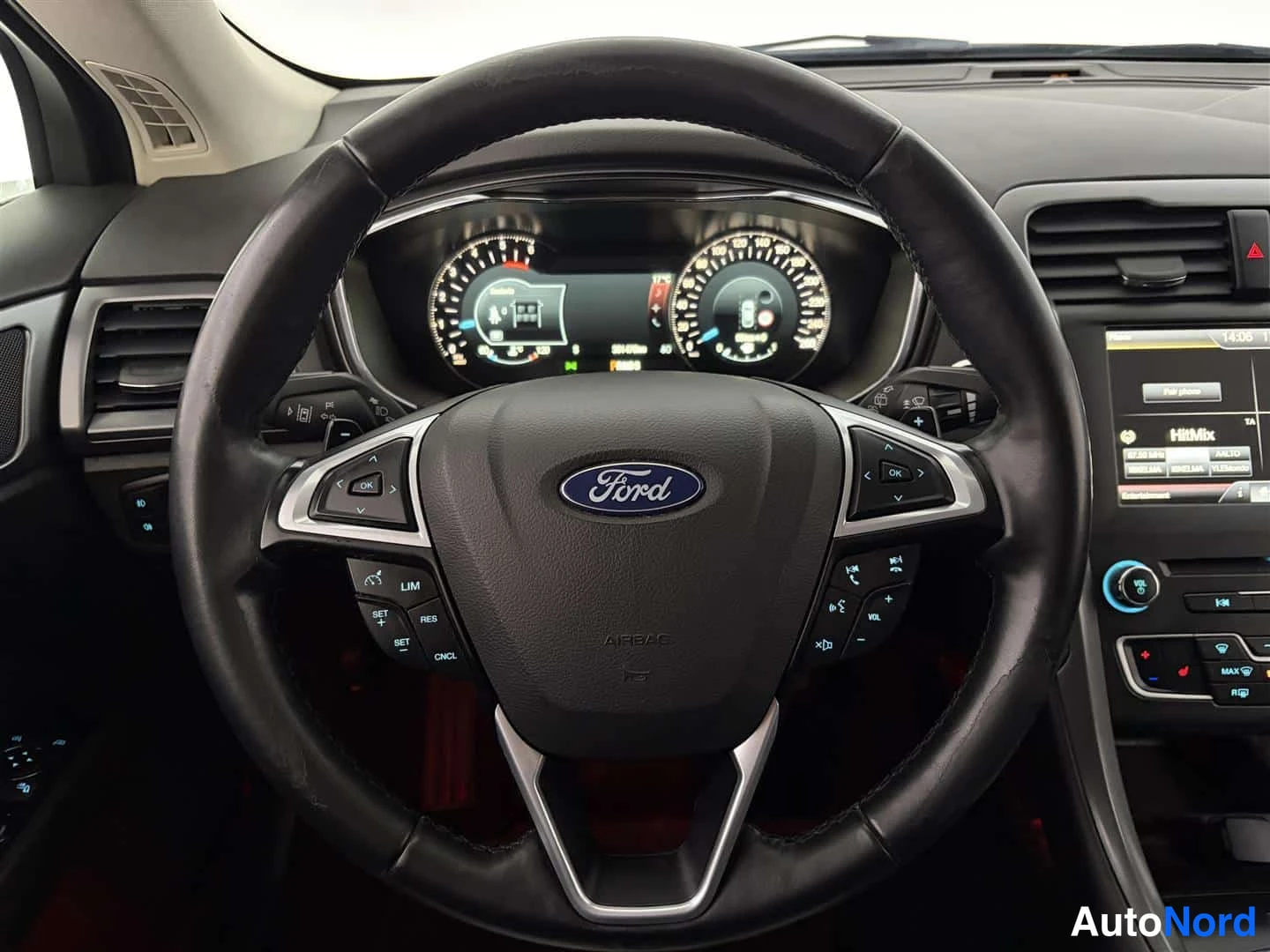 Musta Ford Mondeo 2016, ohjaamo, kuva 17