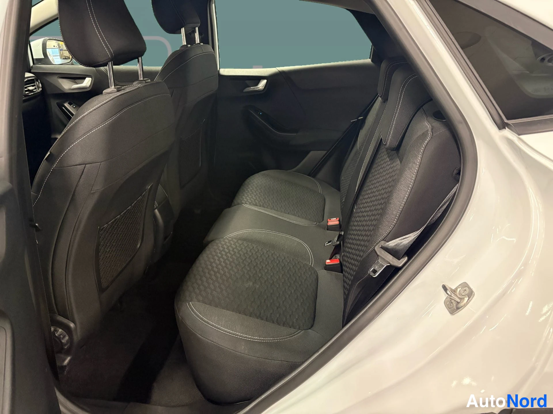 Valkoinen Ford Puma 2021, takaistuimet, kuva 8