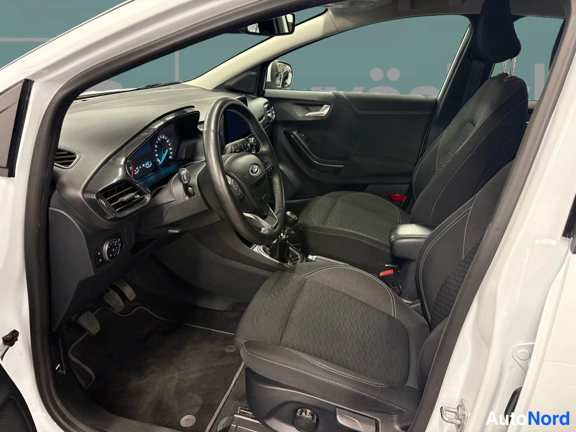 Valkoinen Ford Puma 2021, etuistuimet, kuva 7