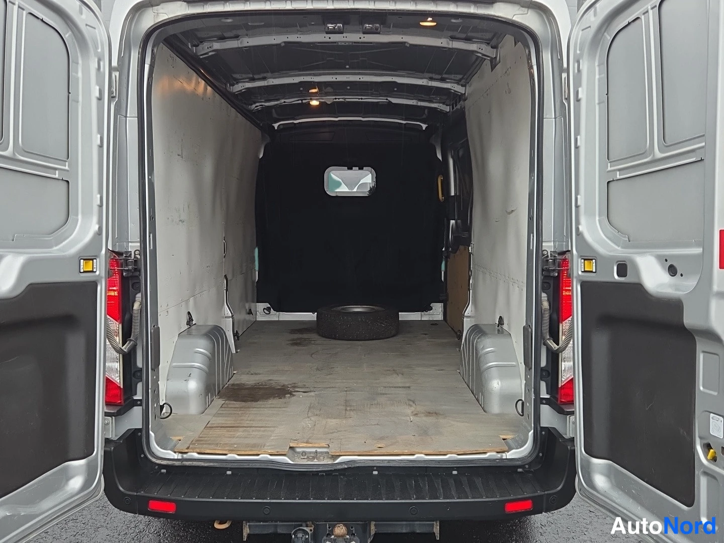 Hopea Ford Transit 2022, tavaratila, kuva 6