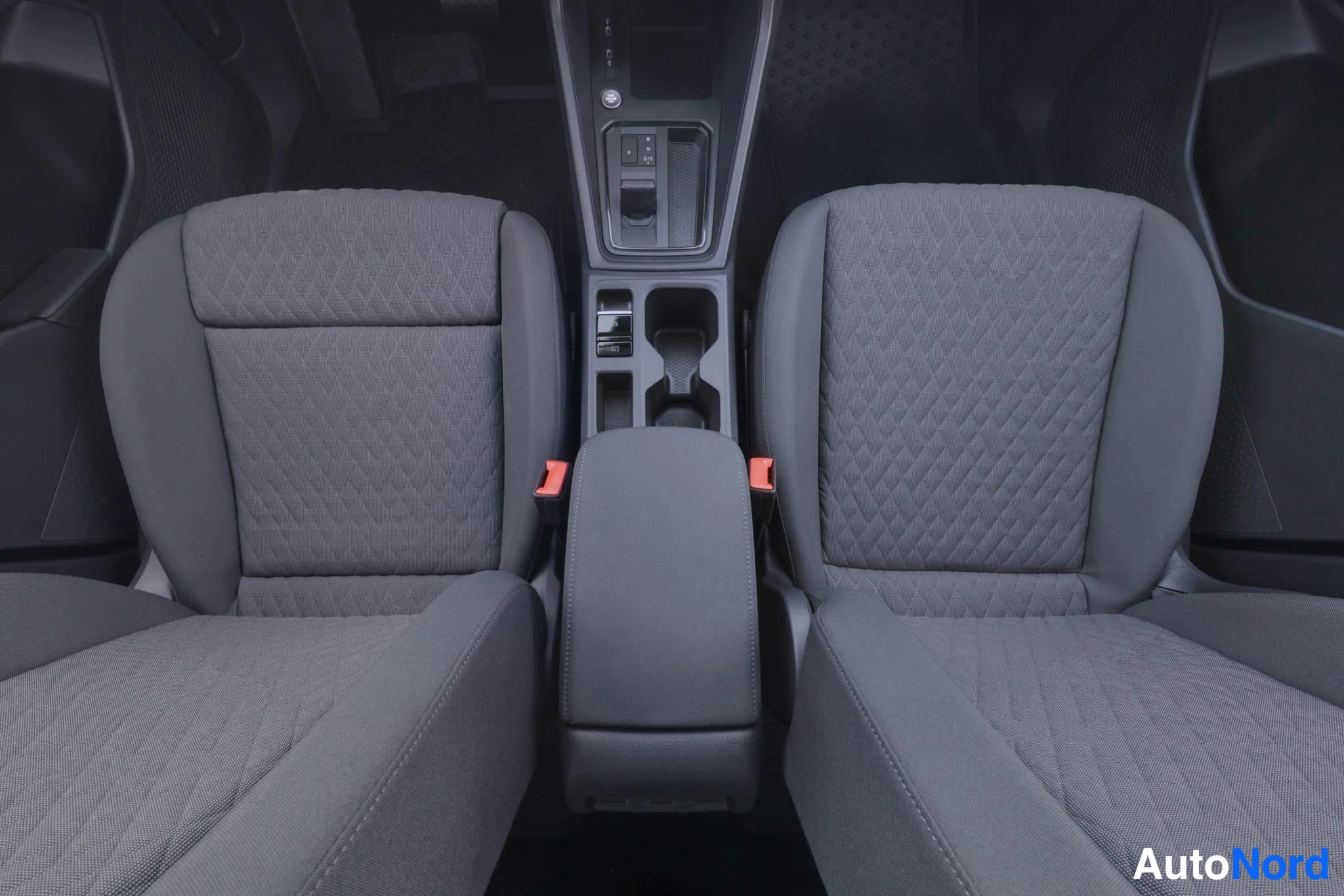 Valkoinen Volkswagen Caddy 2026, etuistuimet, kuva 19