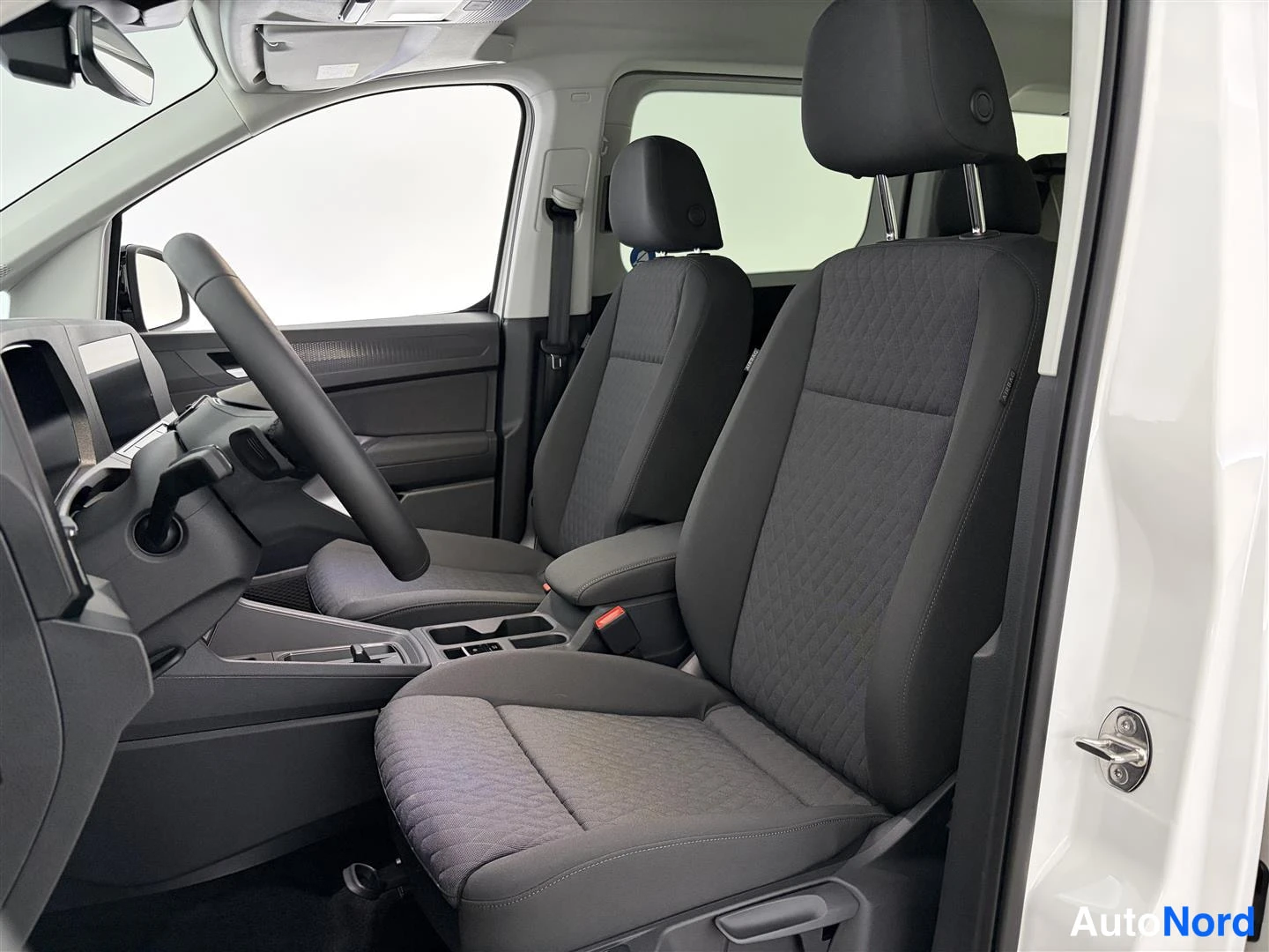 Valkoinen Volkswagen Caddy 2026, etuistuimet, kuva 21