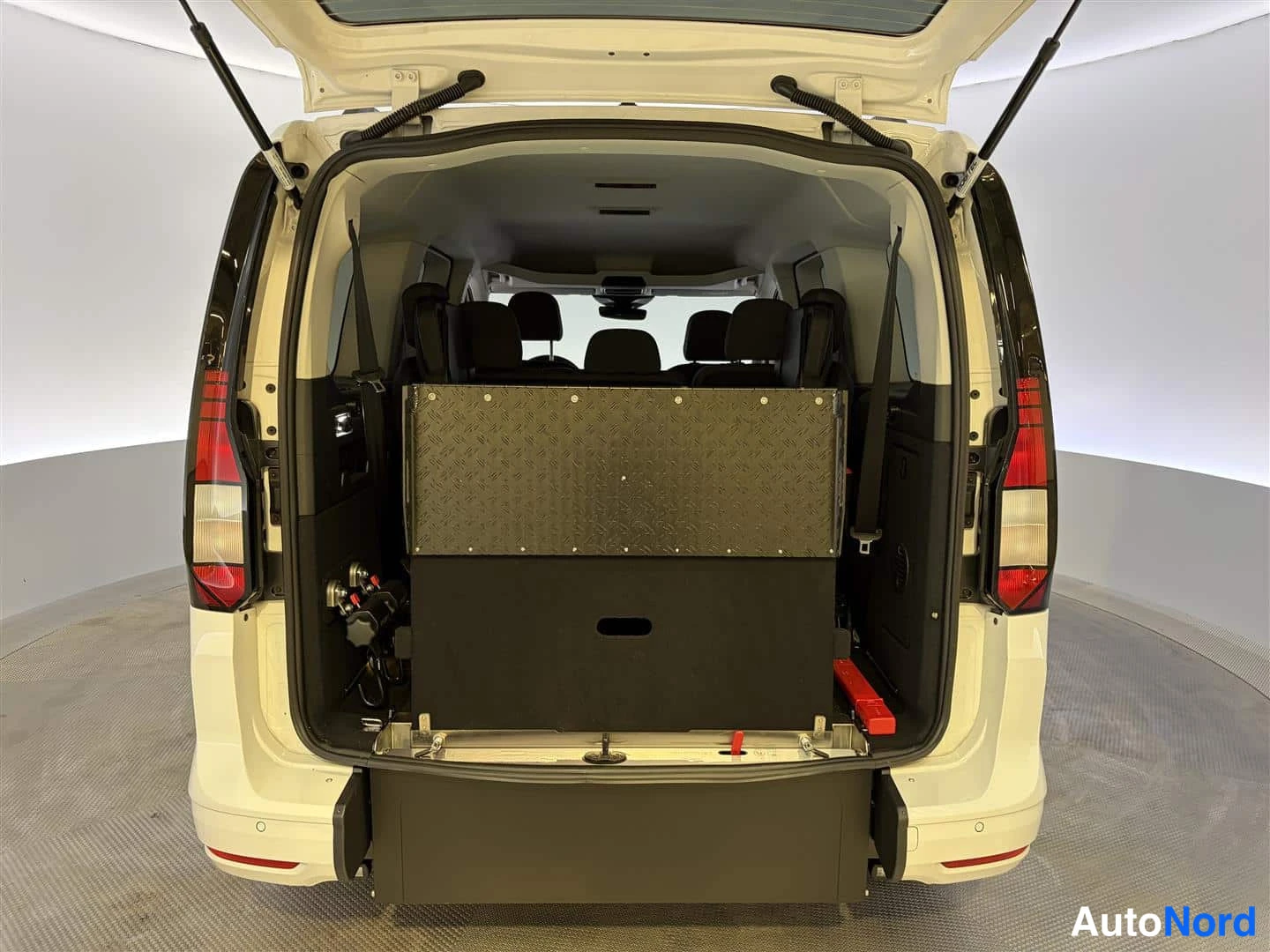 Valkoinen Volkswagen Caddy 2026, tavaratila, kuva 24