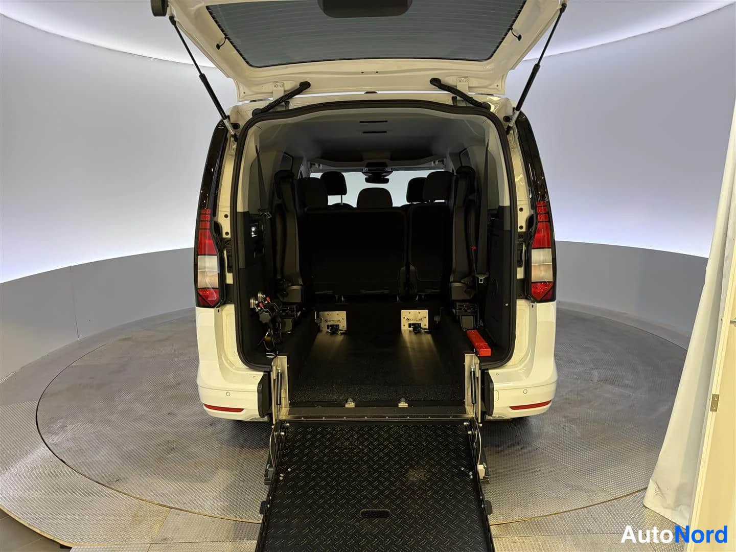 Valkoinen Volkswagen Caddy 2026, tavaratila, kuva 25