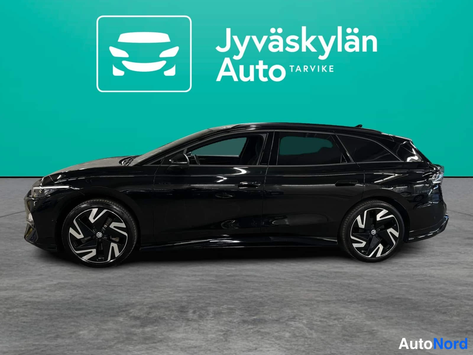 Musta Volkswagen ID.7 2026, etuviisto, keula vasemmalle, kuva 2