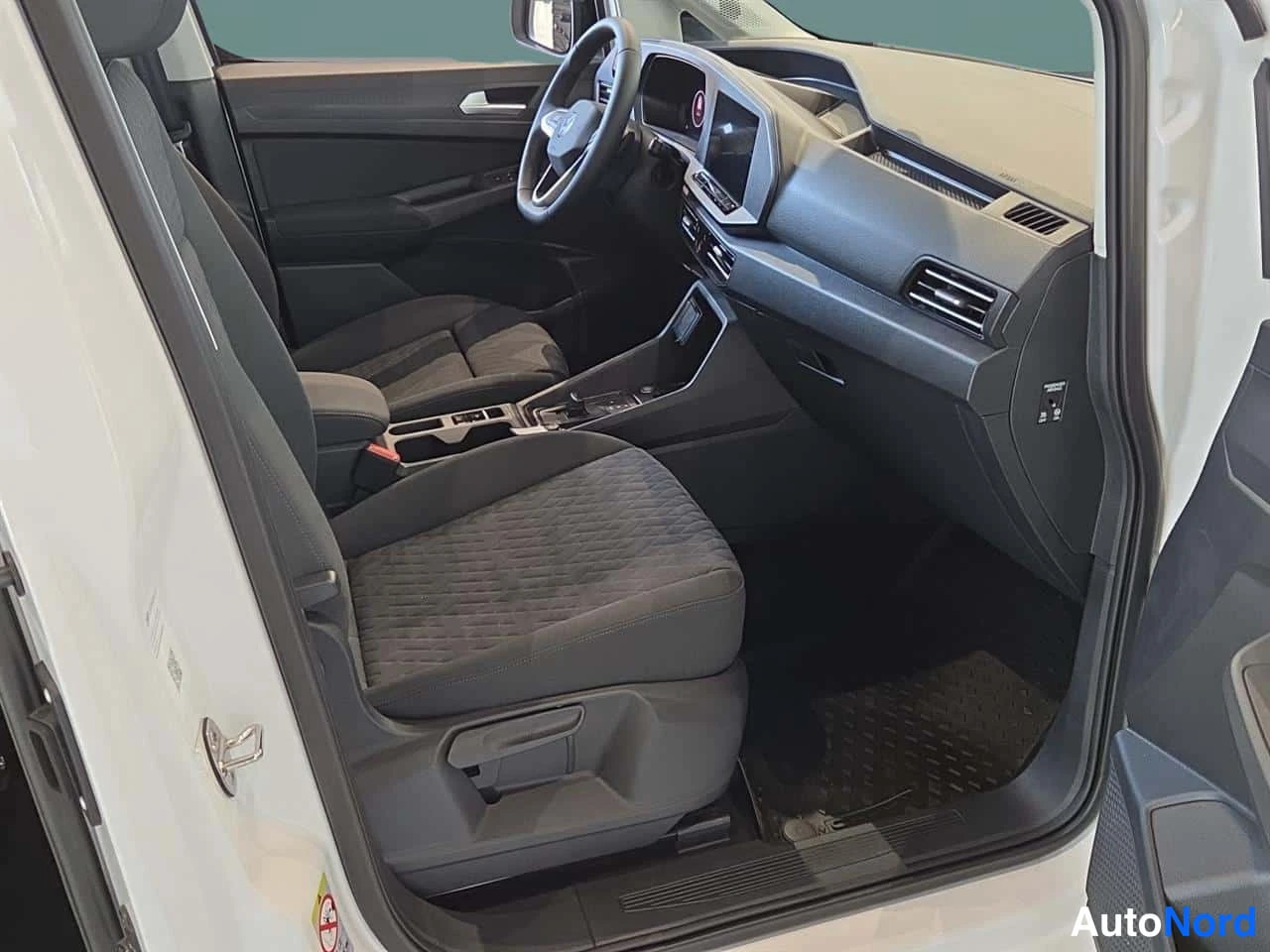 Valkoinen Volkswagen Caddy 2026, etuistuimet, kuva 7