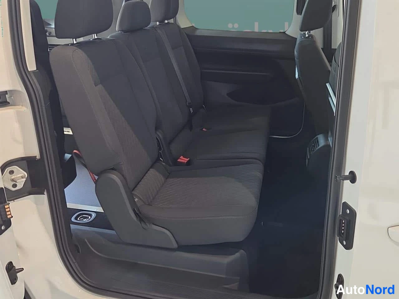 Valkoinen Volkswagen Caddy 2026, takaistuimet, kuva 8