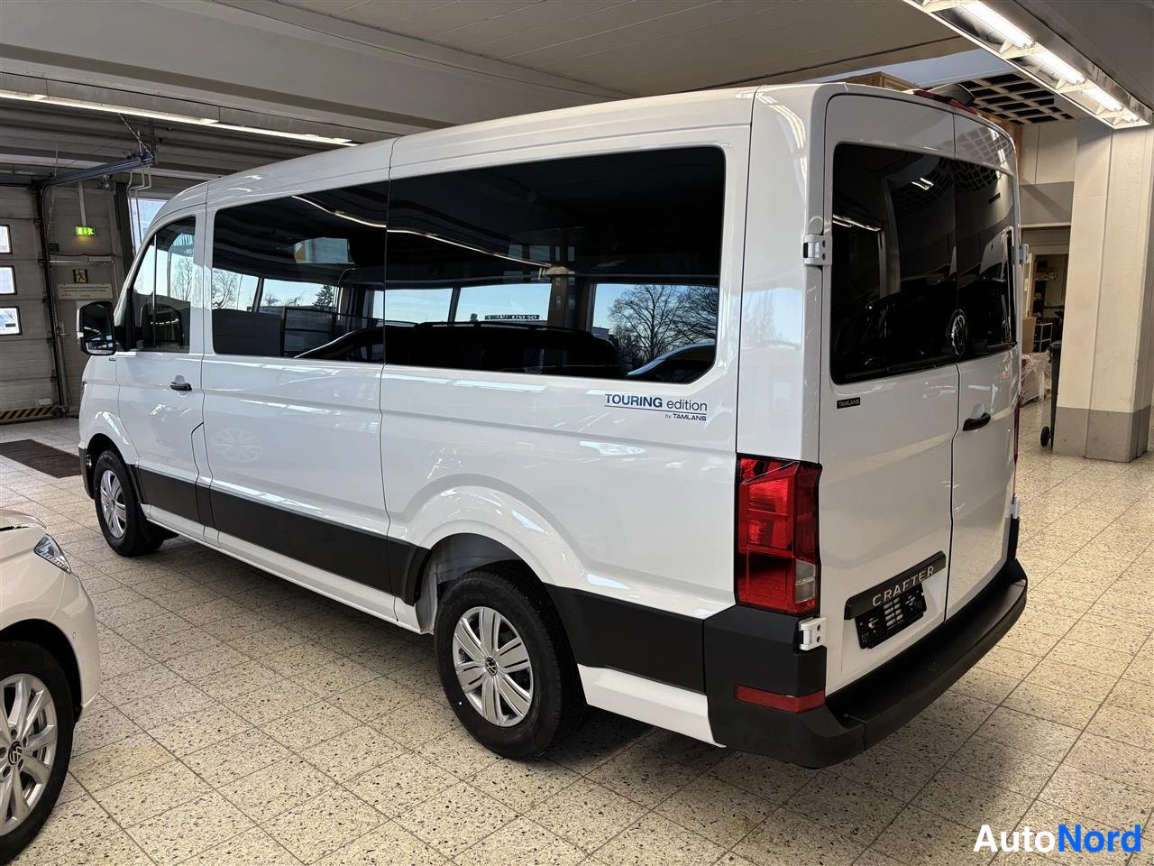 Valkoinen Volkswagen Crafter 2026, takaviisto, kuva 4